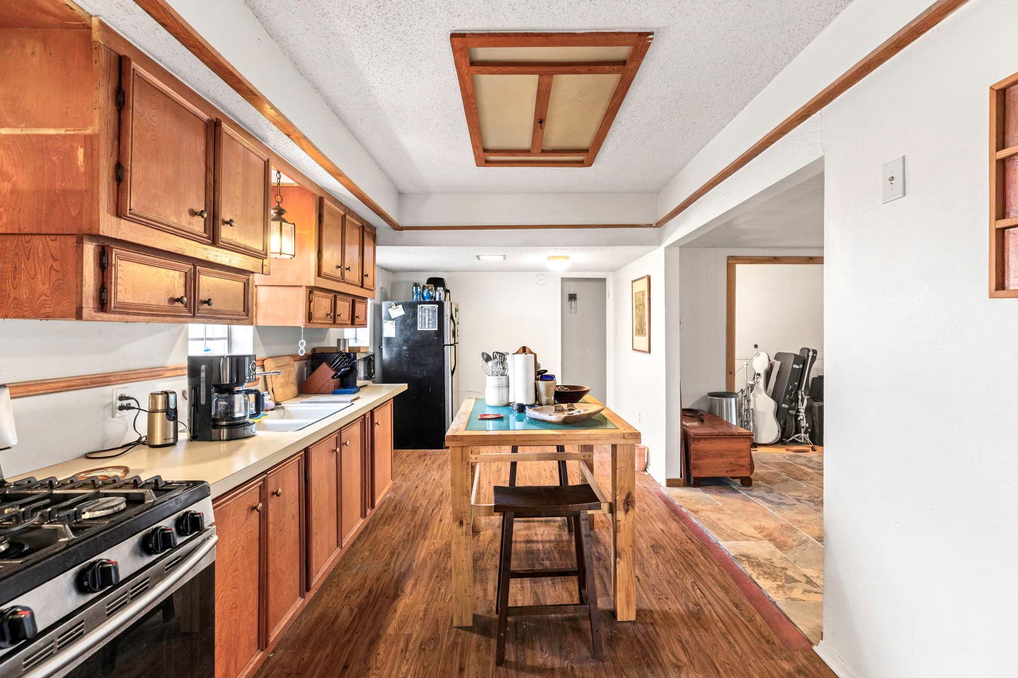 1392 E Market St, Lockhart, TX 78644