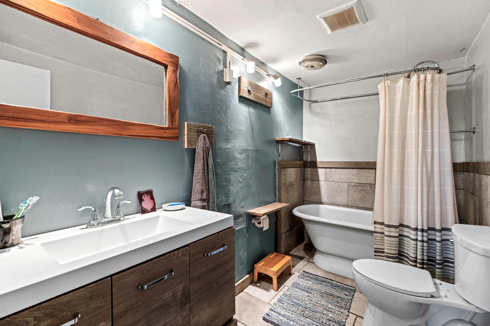 1392 E Market St, Lockhart, TX 78644