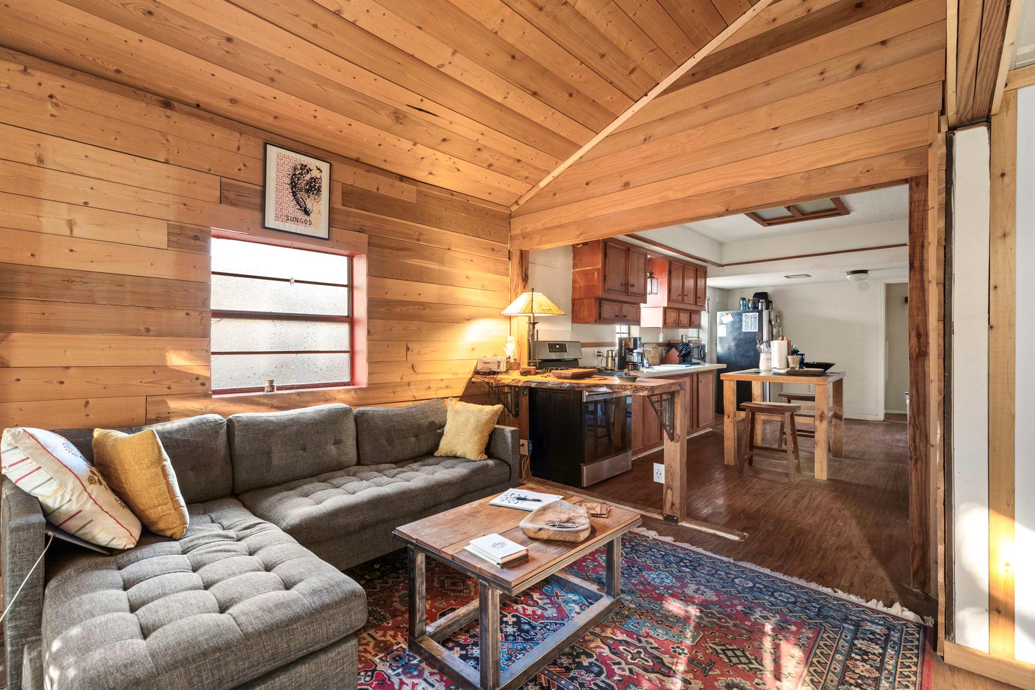 1392 E Market St, Lockhart, TX 78644