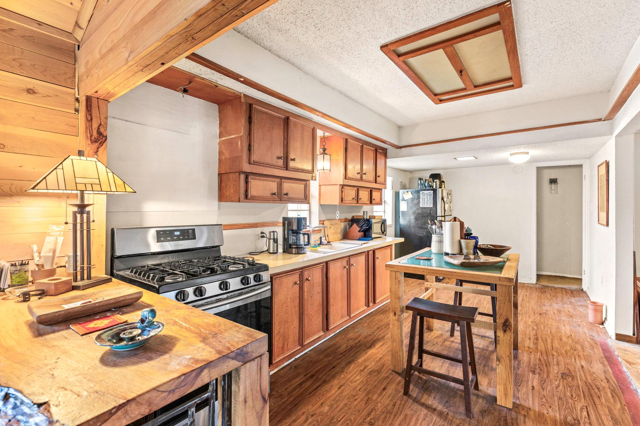 1392 E Market St, Lockhart, TX 78644