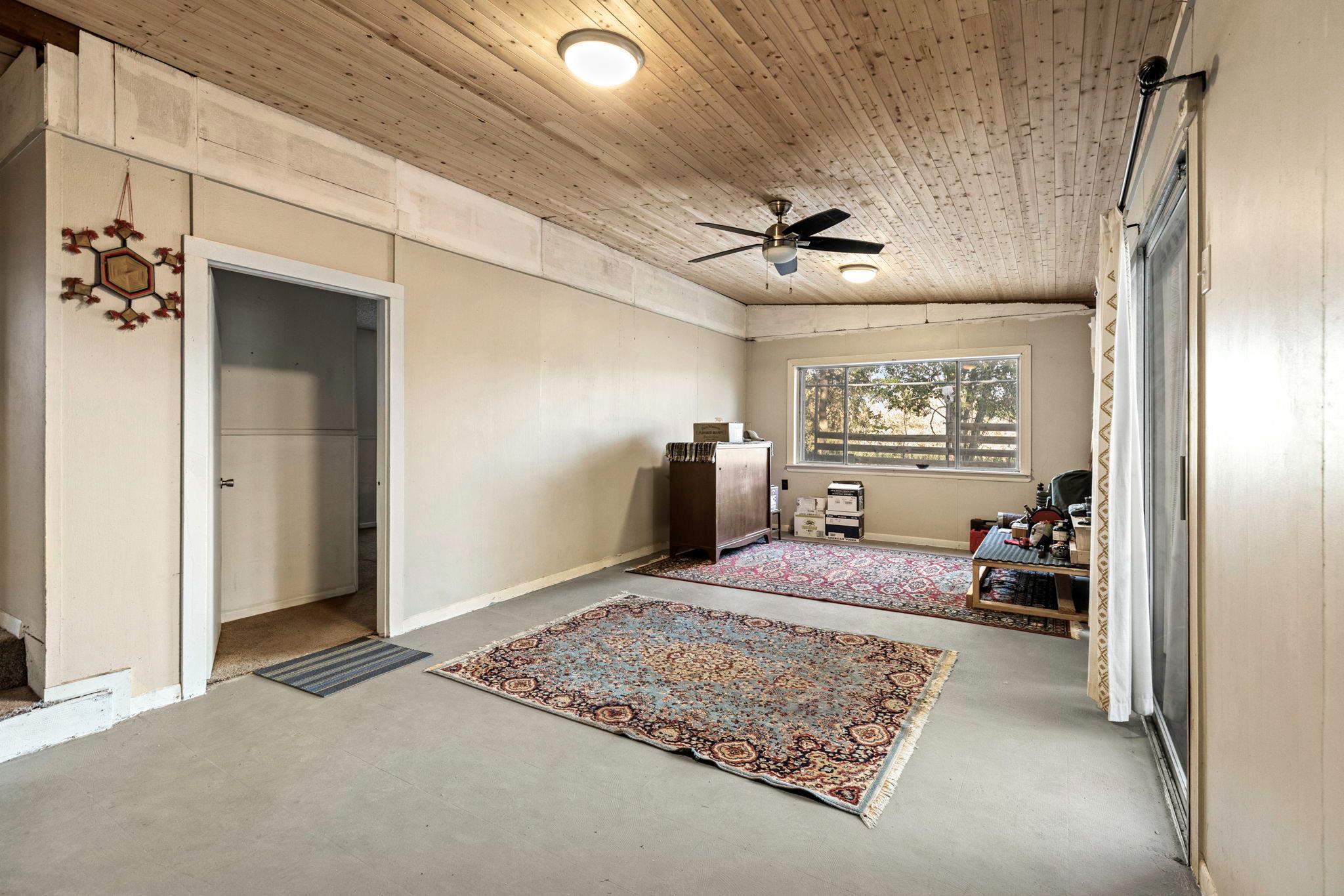 1392 E Market St, Lockhart, TX 78644