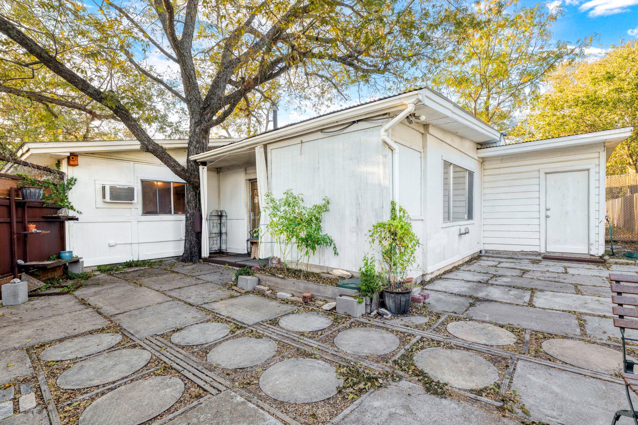 1392 E Market St, Lockhart, TX 78644