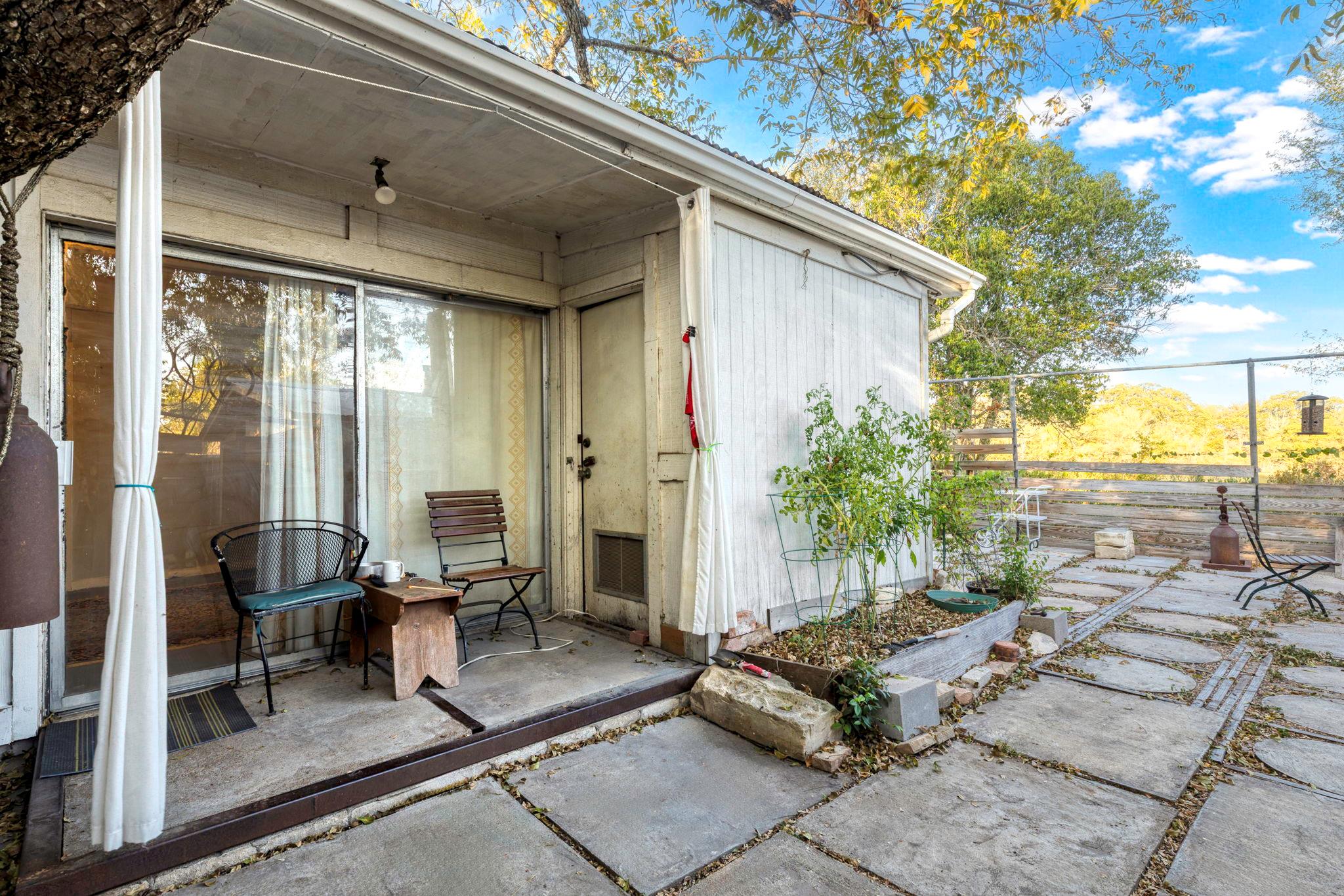 1392 E Market St, Lockhart, TX 78644