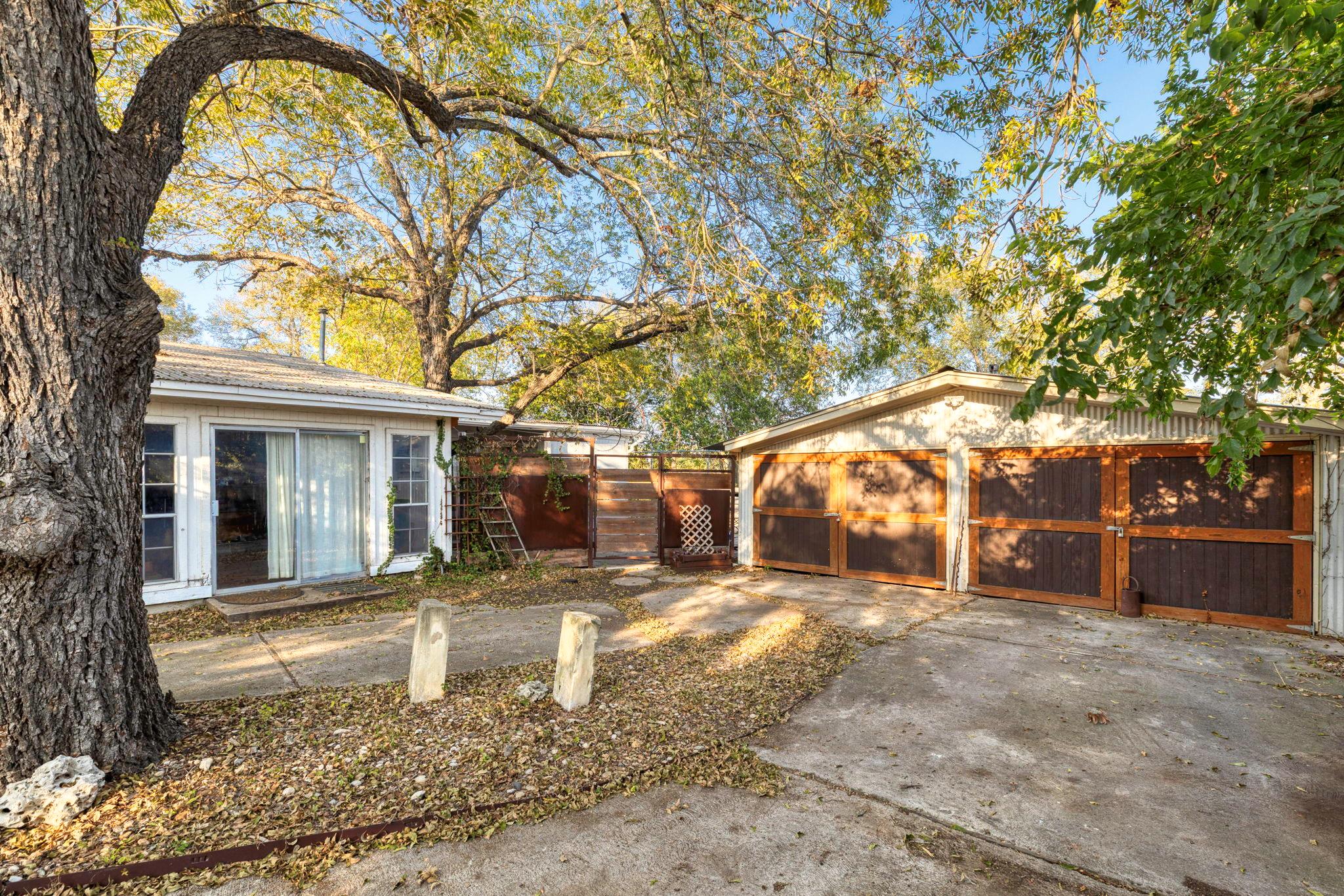 1392 E Market St, Lockhart, TX 78644