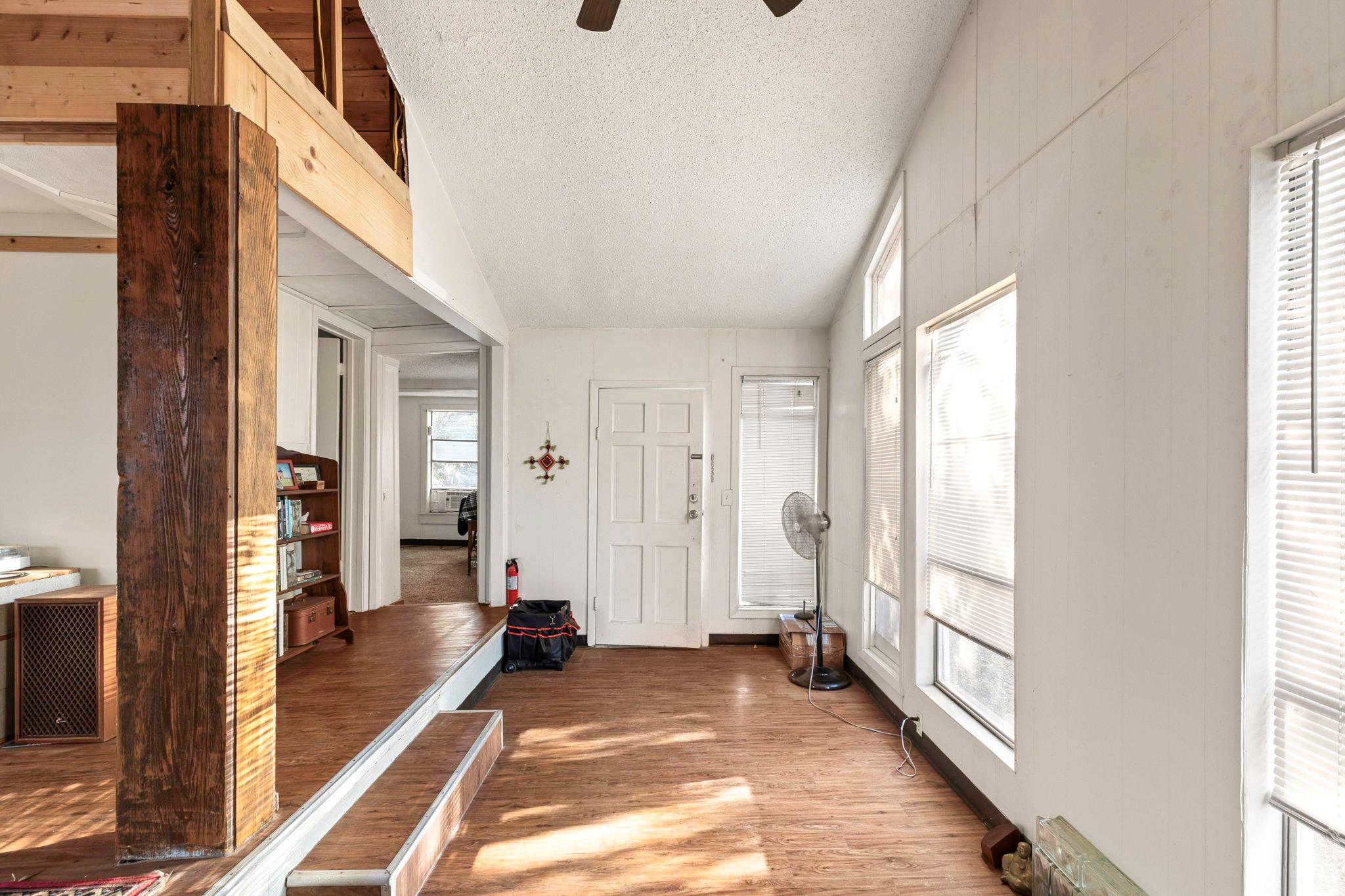 1392 E Market St, Lockhart, TX 78644