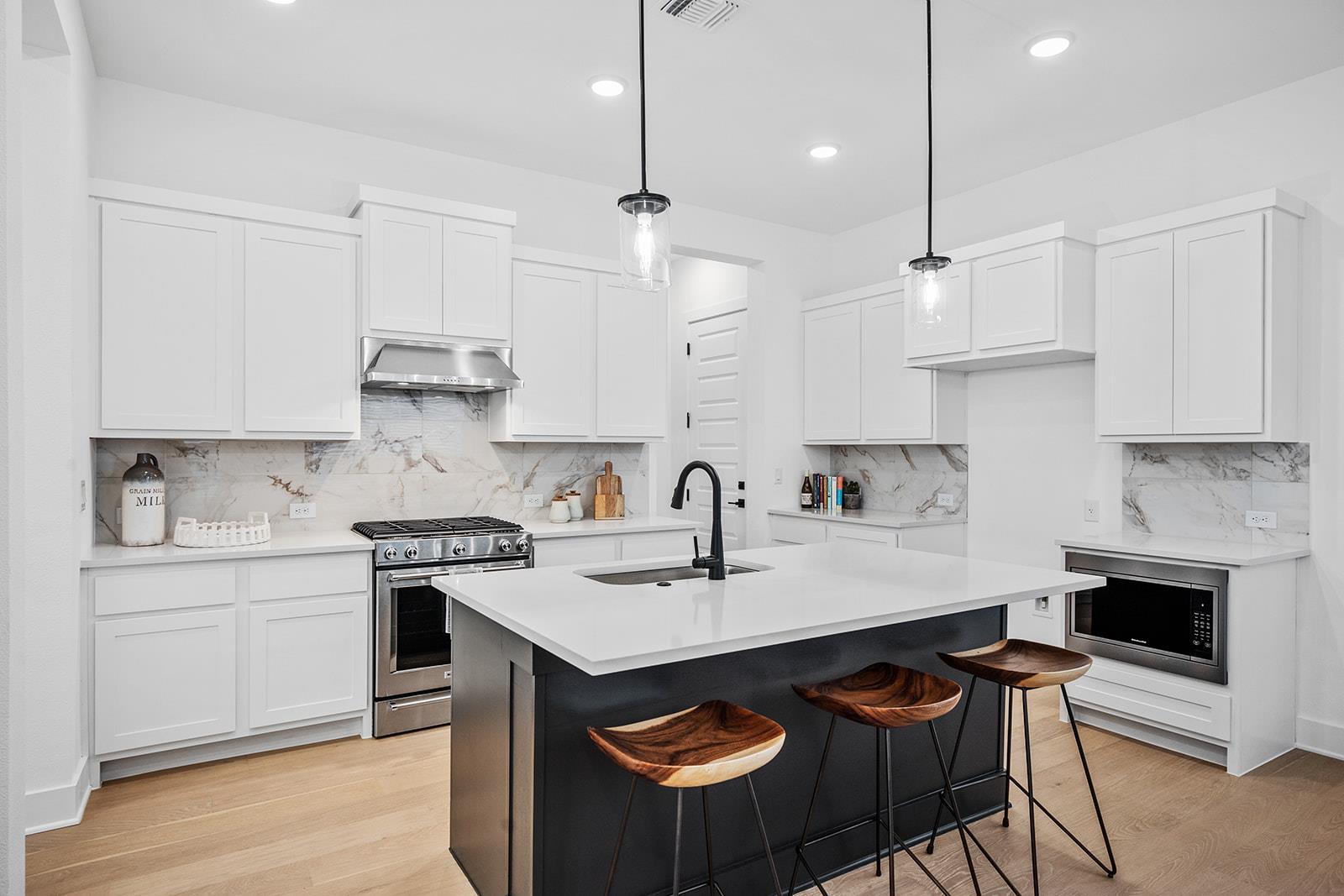 604 Grapeleaf Dr, Lakeway, TX 78738