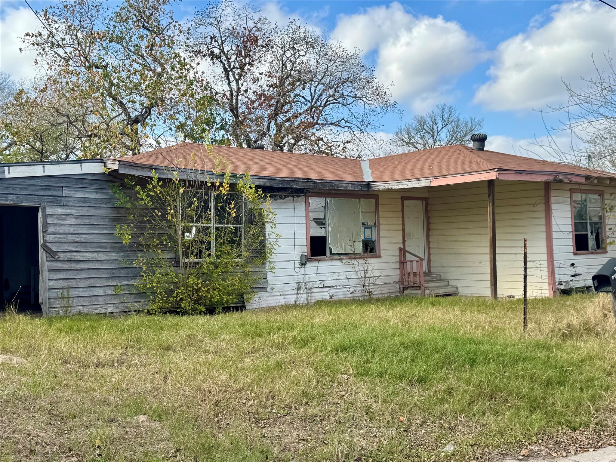 117 Charles St, Cuero, TX 77954