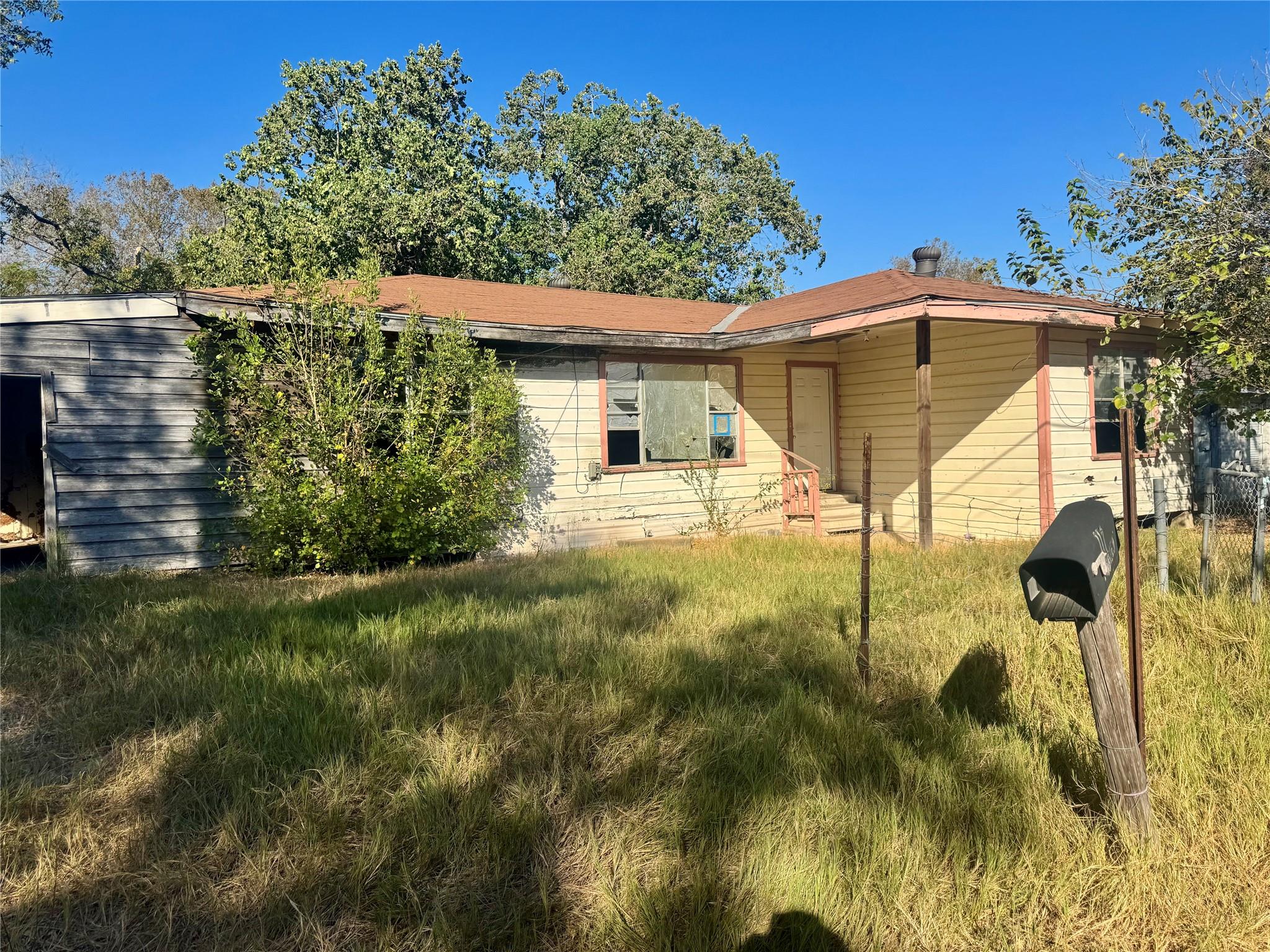 117 Charles St, Cuero, TX 77954