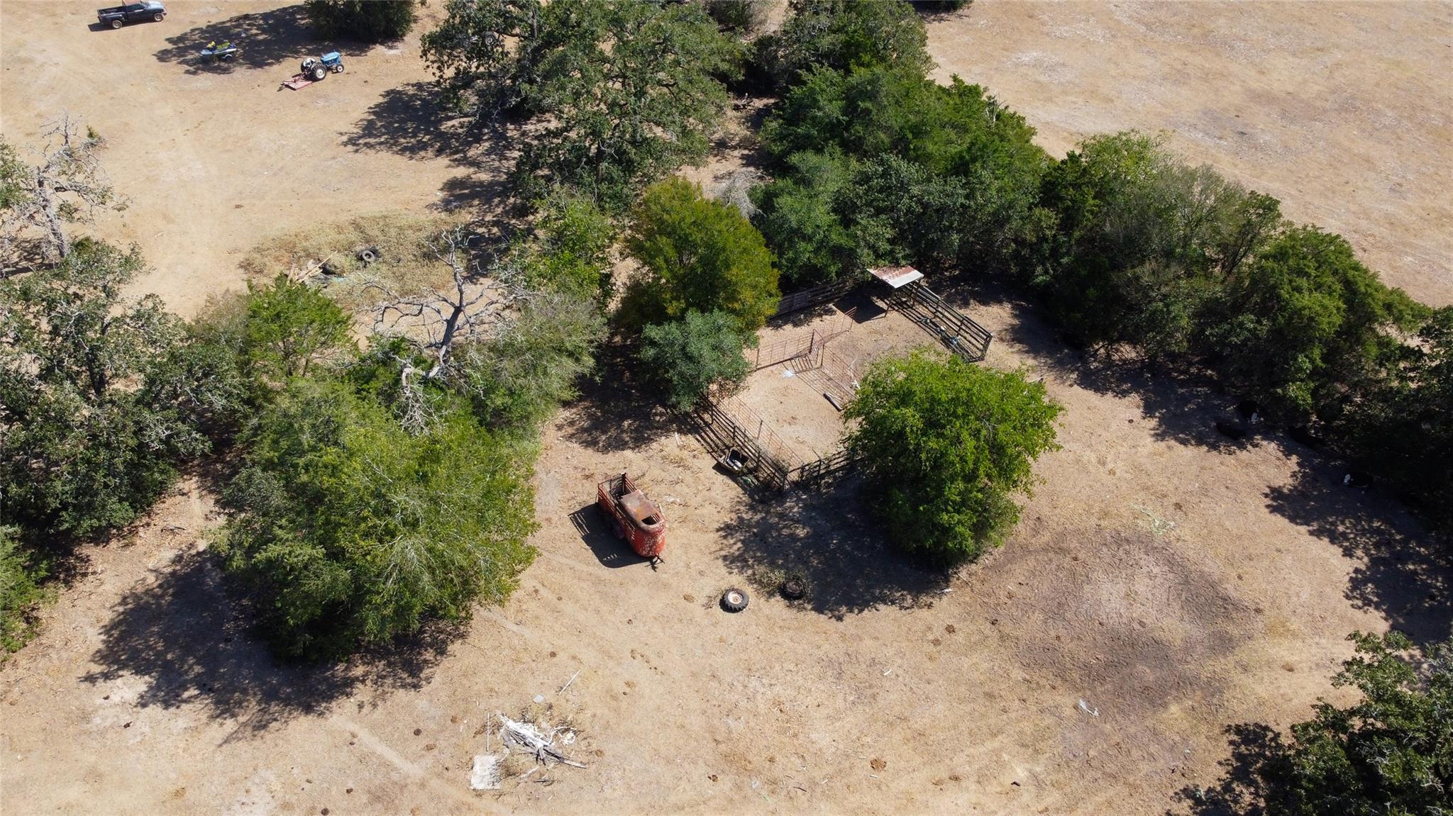 2502 Pettit Ln, Schulenburg, TX 78956