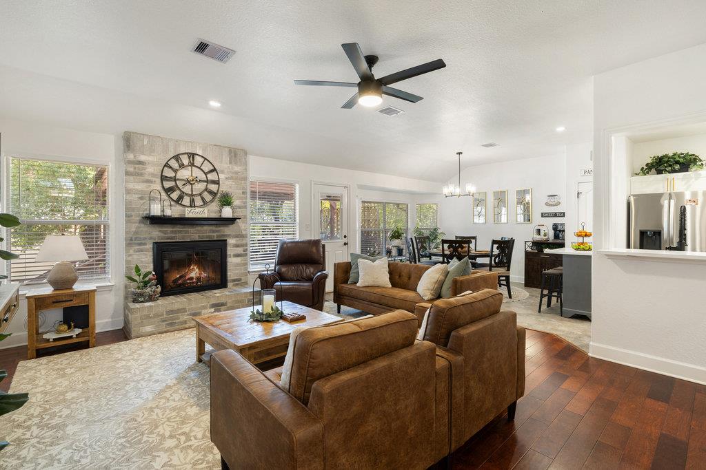 1102 Oak Hollow Dr, Leander, TX 78641