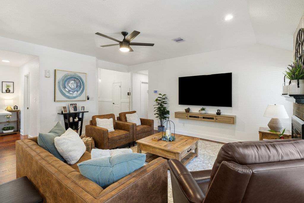 1102 Oak Hollow Dr, Leander, TX 78641