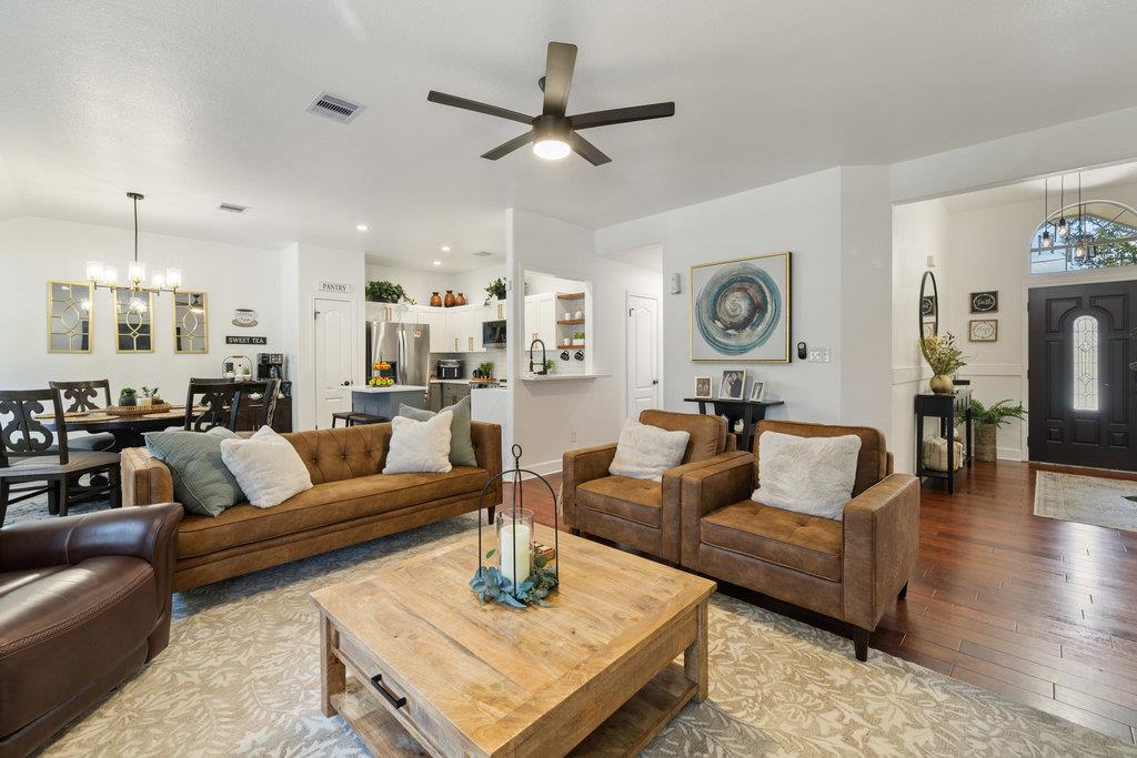 1102 Oak Hollow Dr, Leander, TX 78641