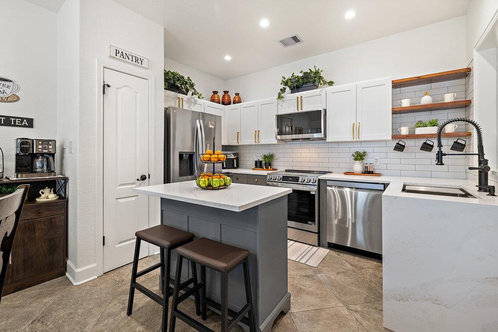 1102 Oak Hollow Dr, Leander, TX 78641