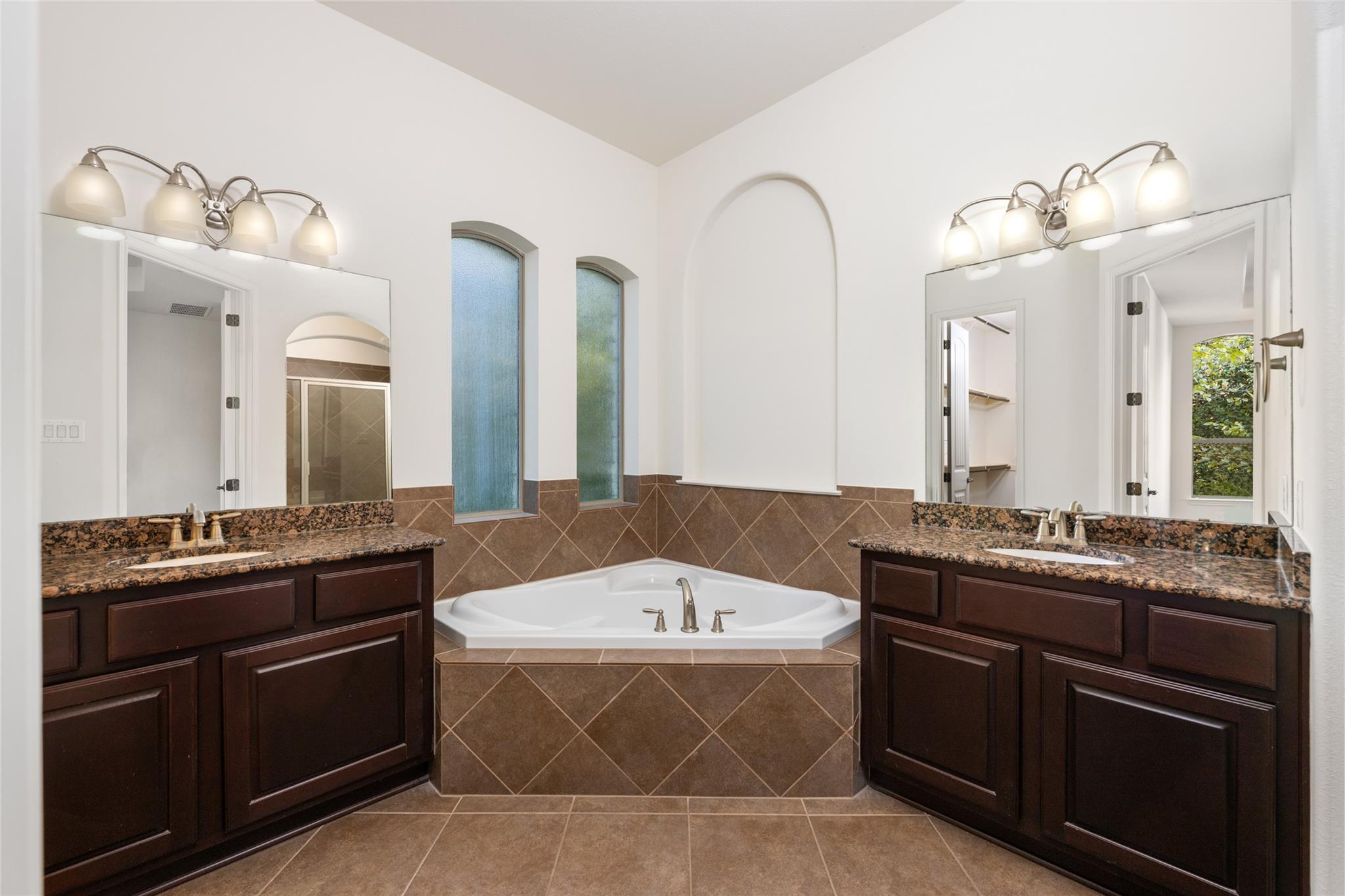 103 Edinburgh Isle Ct, Lakeway, TX 78738