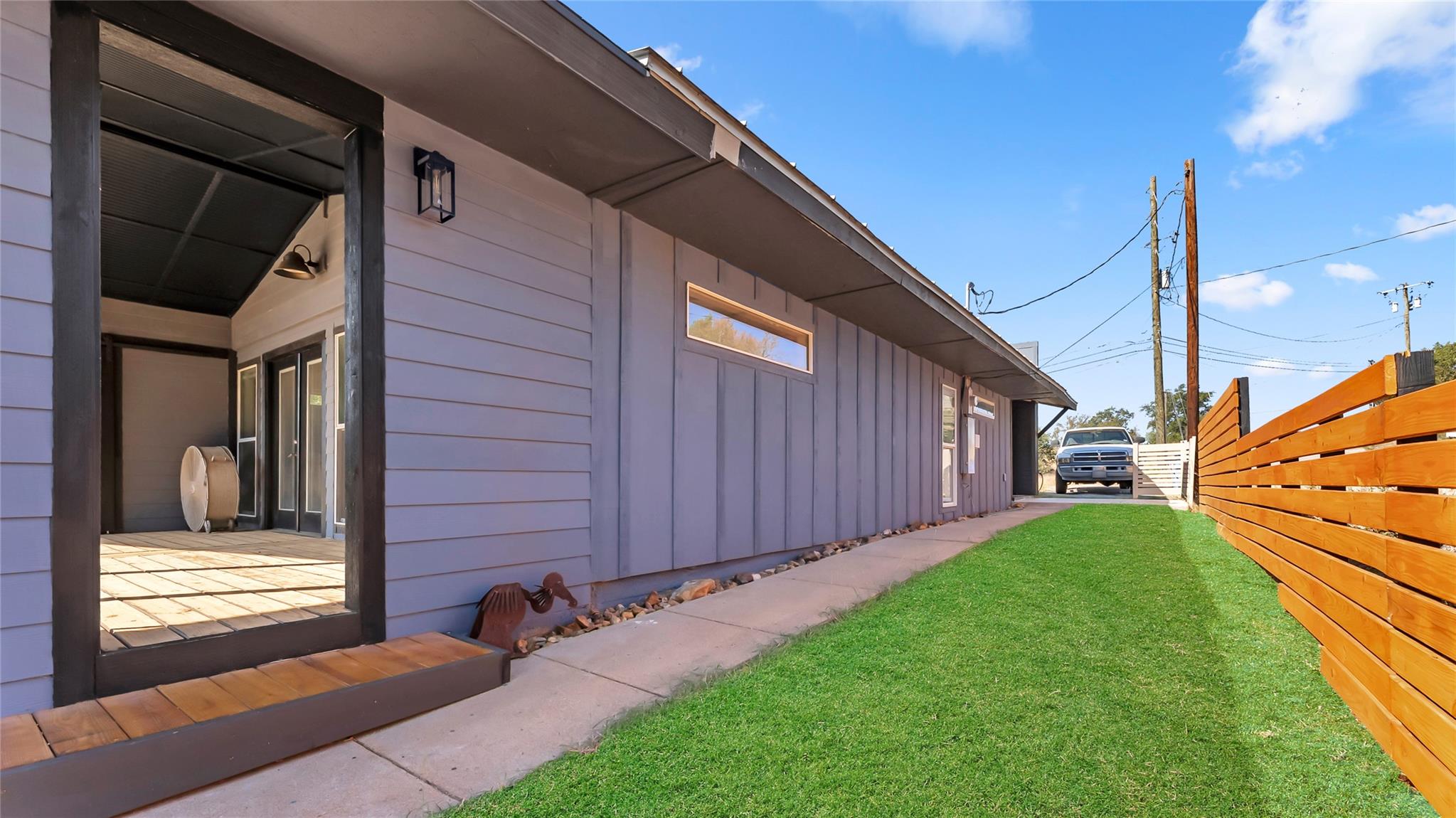 111 W Lakeshore Dr, Sunrise Beach Village, TX 78643