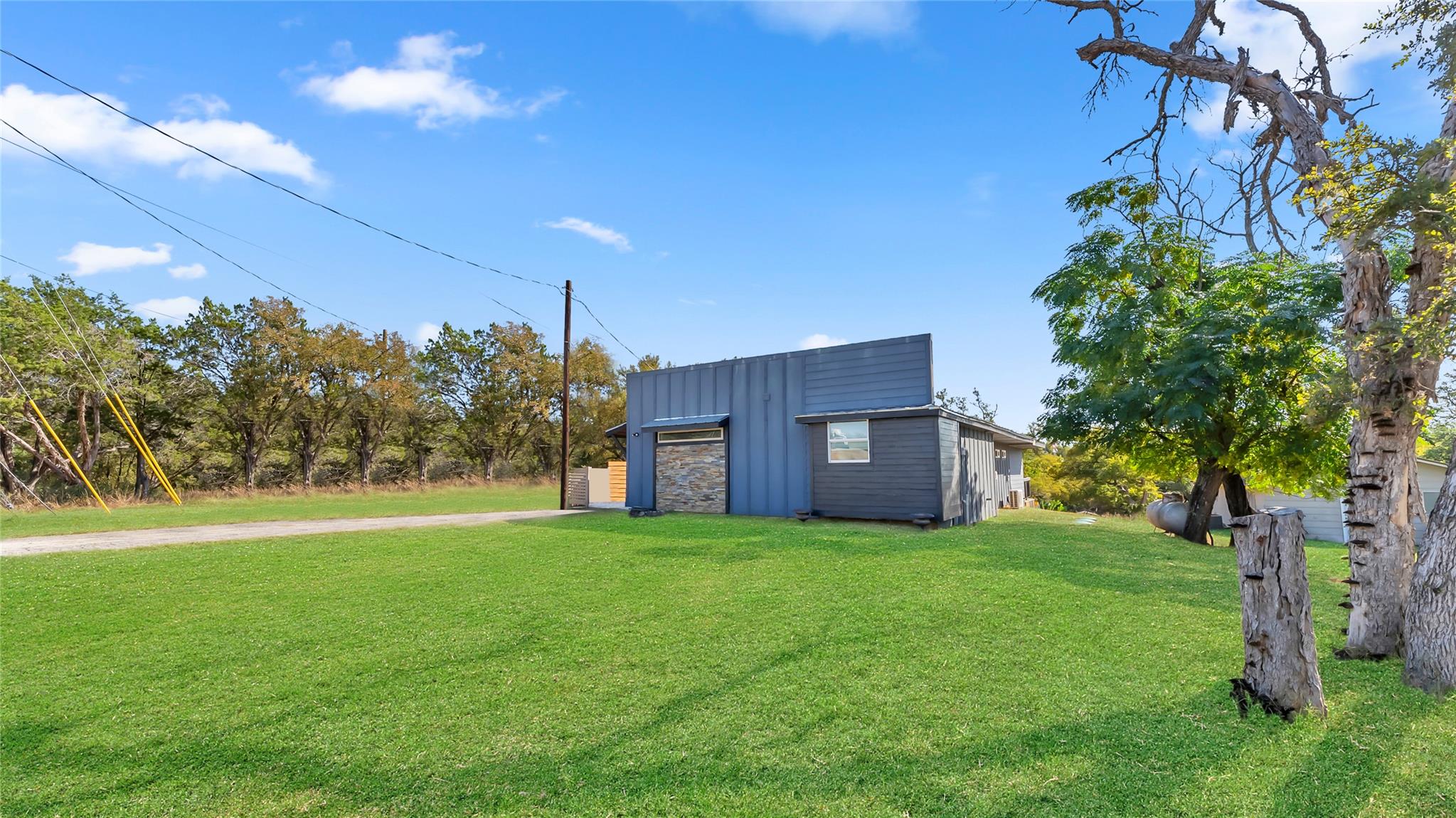 111 W Lakeshore Dr, Sunrise Beach Village, TX 78643