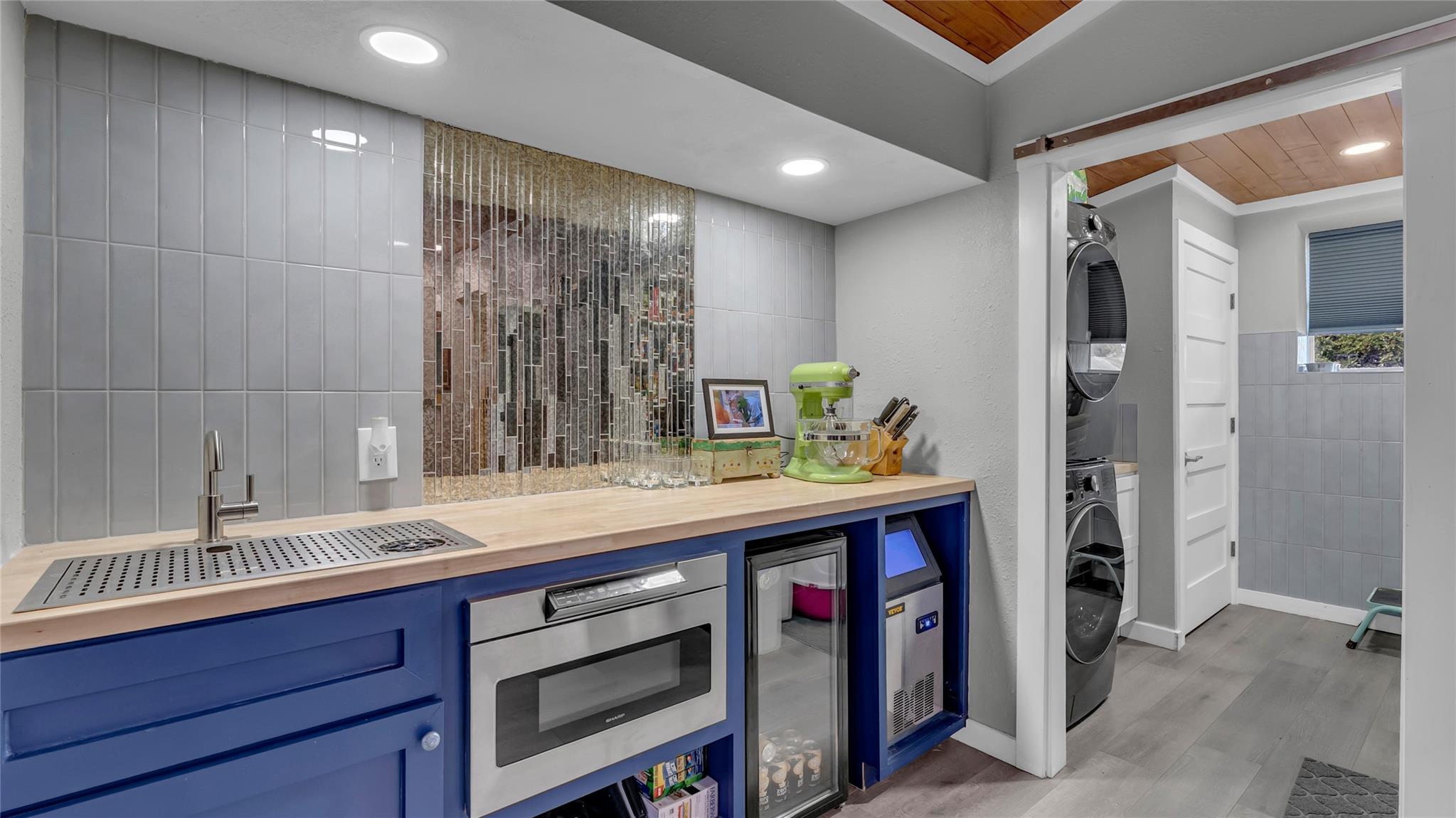 111 W Lakeshore Dr, Sunrise Beach Village, TX 78643