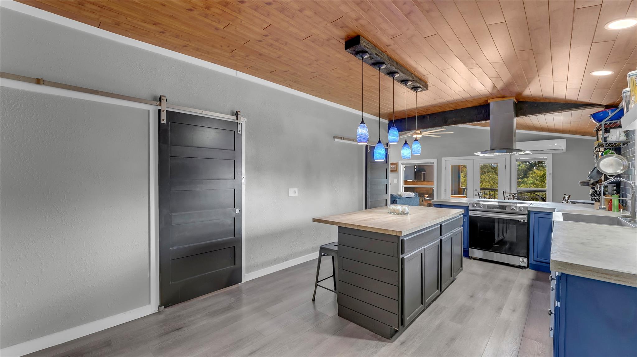 111 W Lakeshore Dr, Sunrise Beach Village, TX 78643