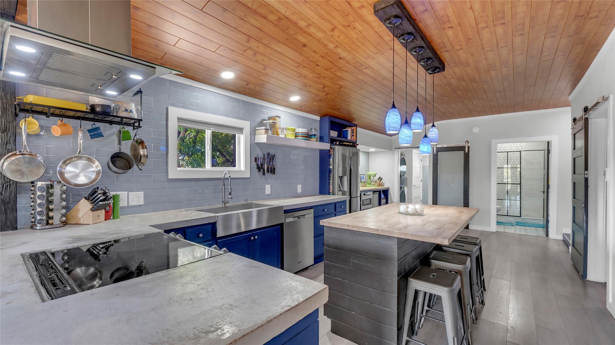 111 W Lakeshore Dr, Sunrise Beach Village, TX 78643