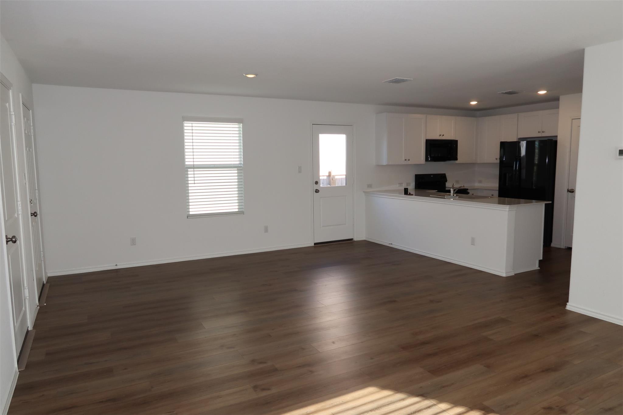 716 Commander Abbott Dr, Jarrell, TX 76537