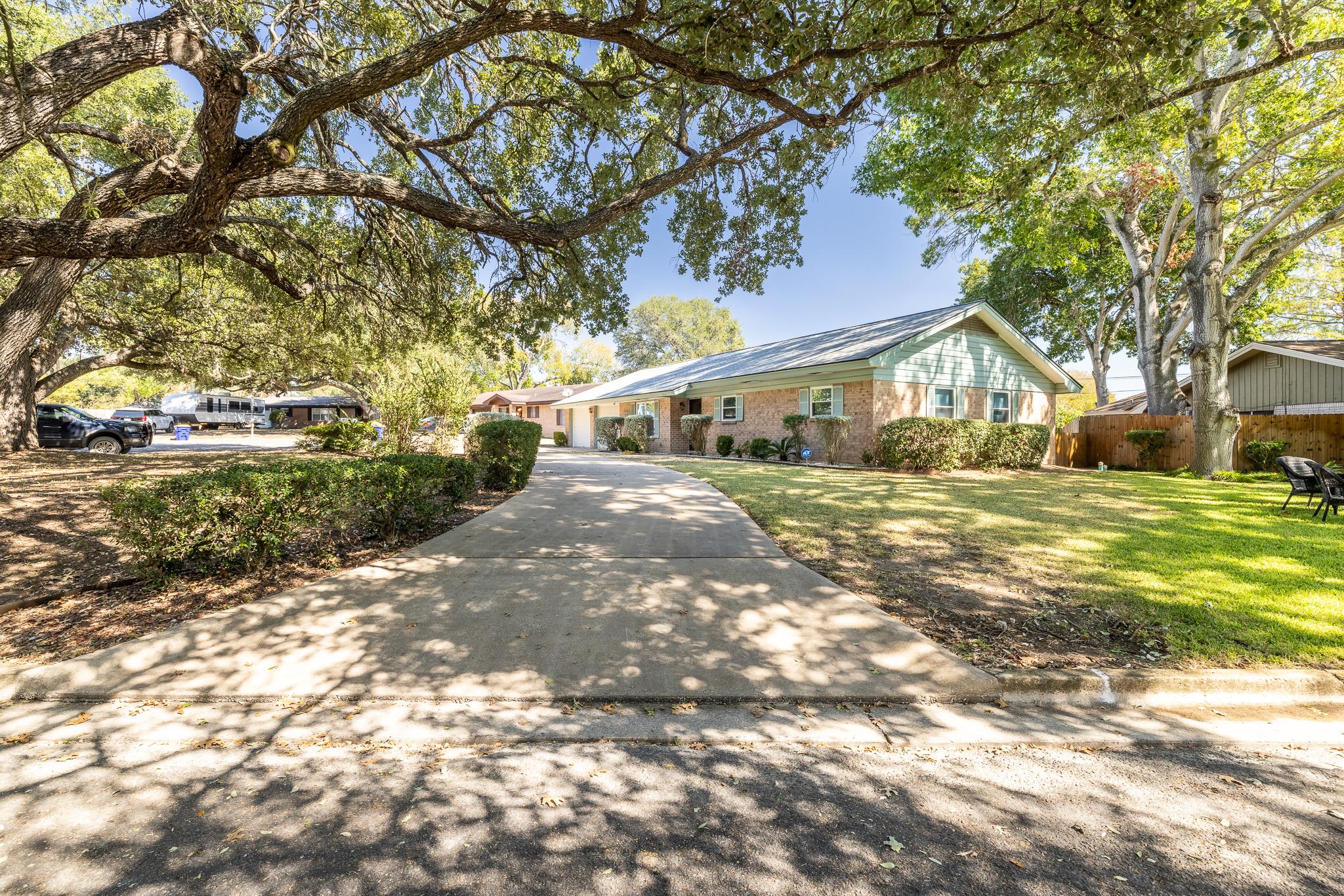 1833 Contour Dr, Gonzales, TX 78629