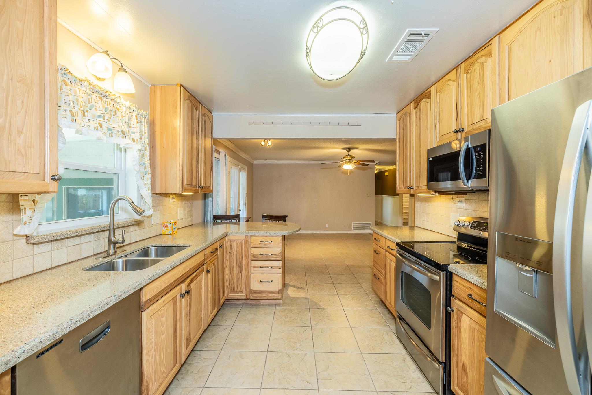 1833 Contour Dr, Gonzales, TX 78629