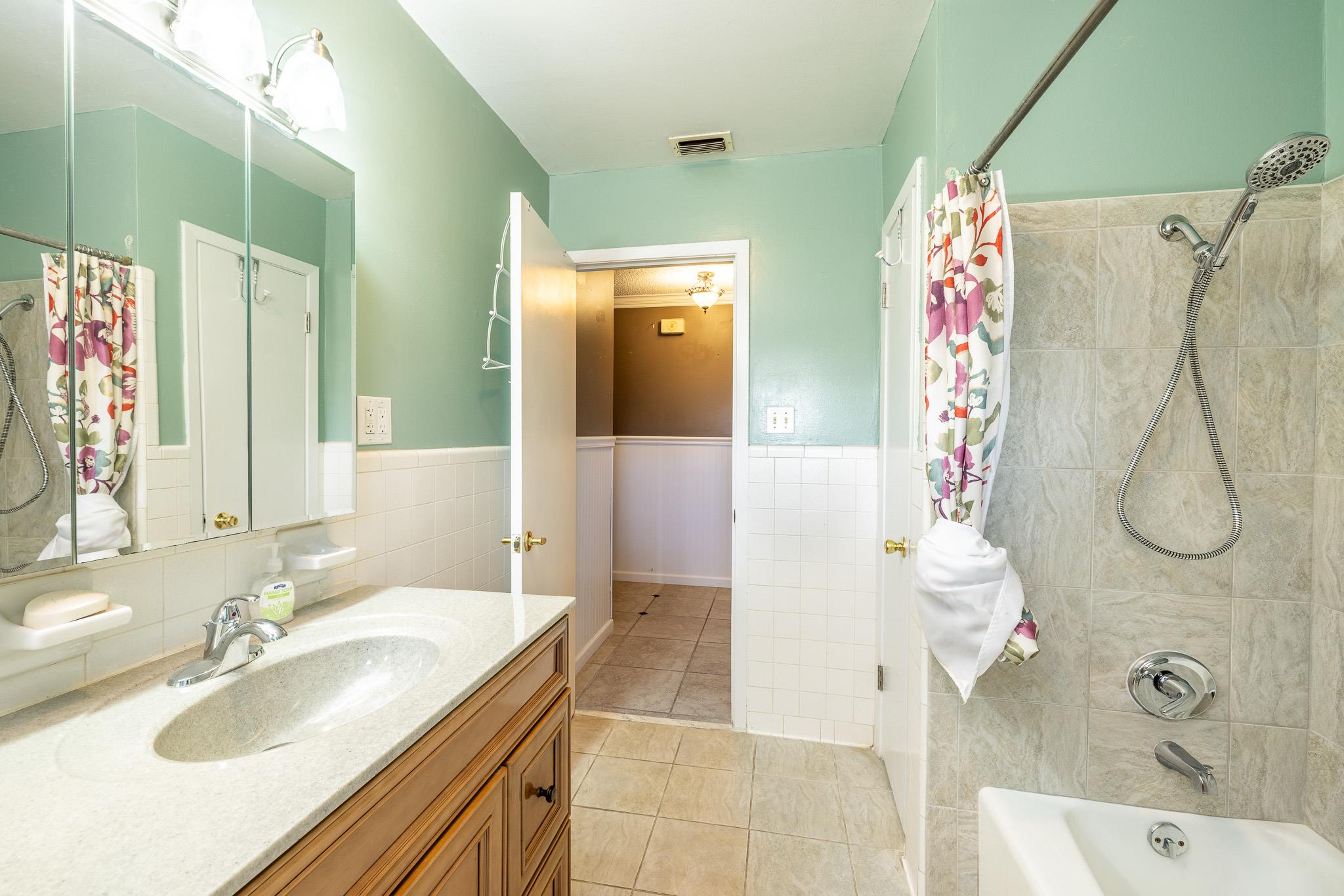 1833 Contour Dr, Gonzales, TX 78629