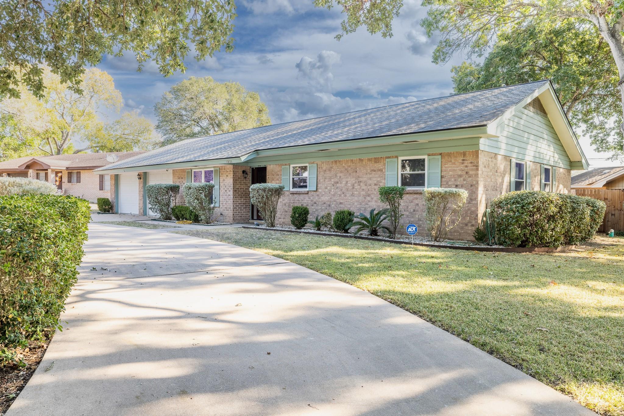 1833 Contour Dr, Gonzales, TX 78629