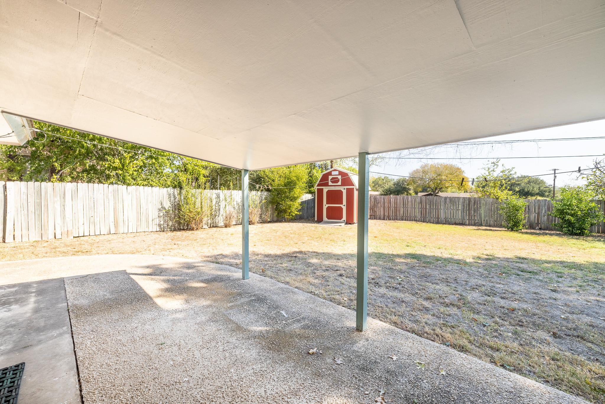 1833 Contour Dr, Gonzales, TX 78629