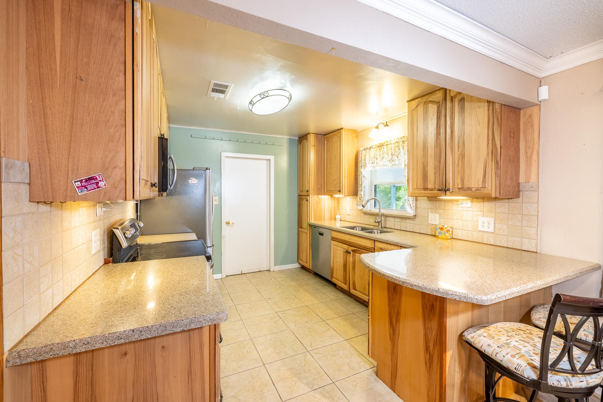 1833 Contour Dr, Gonzales, TX 78629