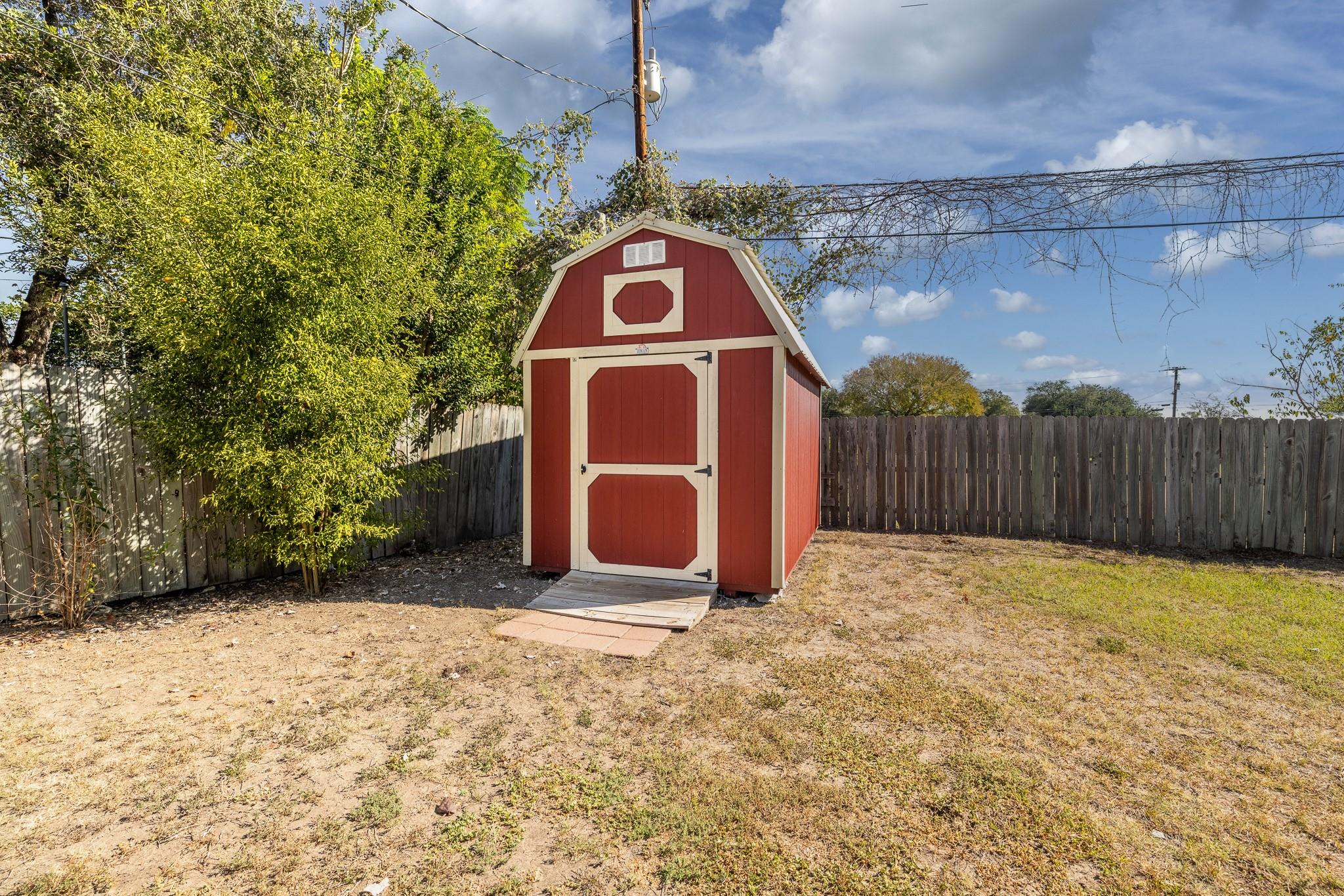 1833 Contour Dr, Gonzales, TX 78629