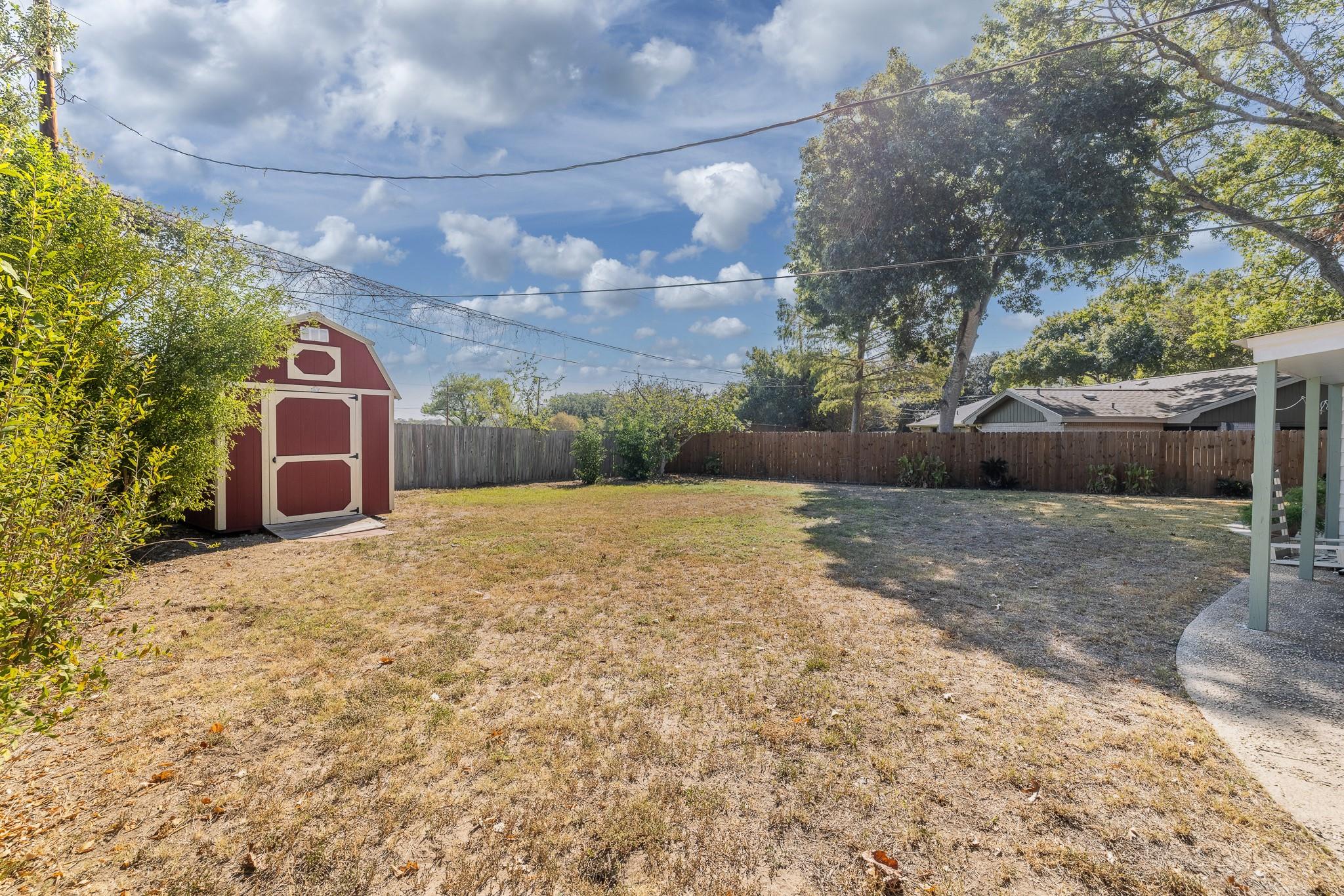 1833 Contour Dr, Gonzales, TX 78629