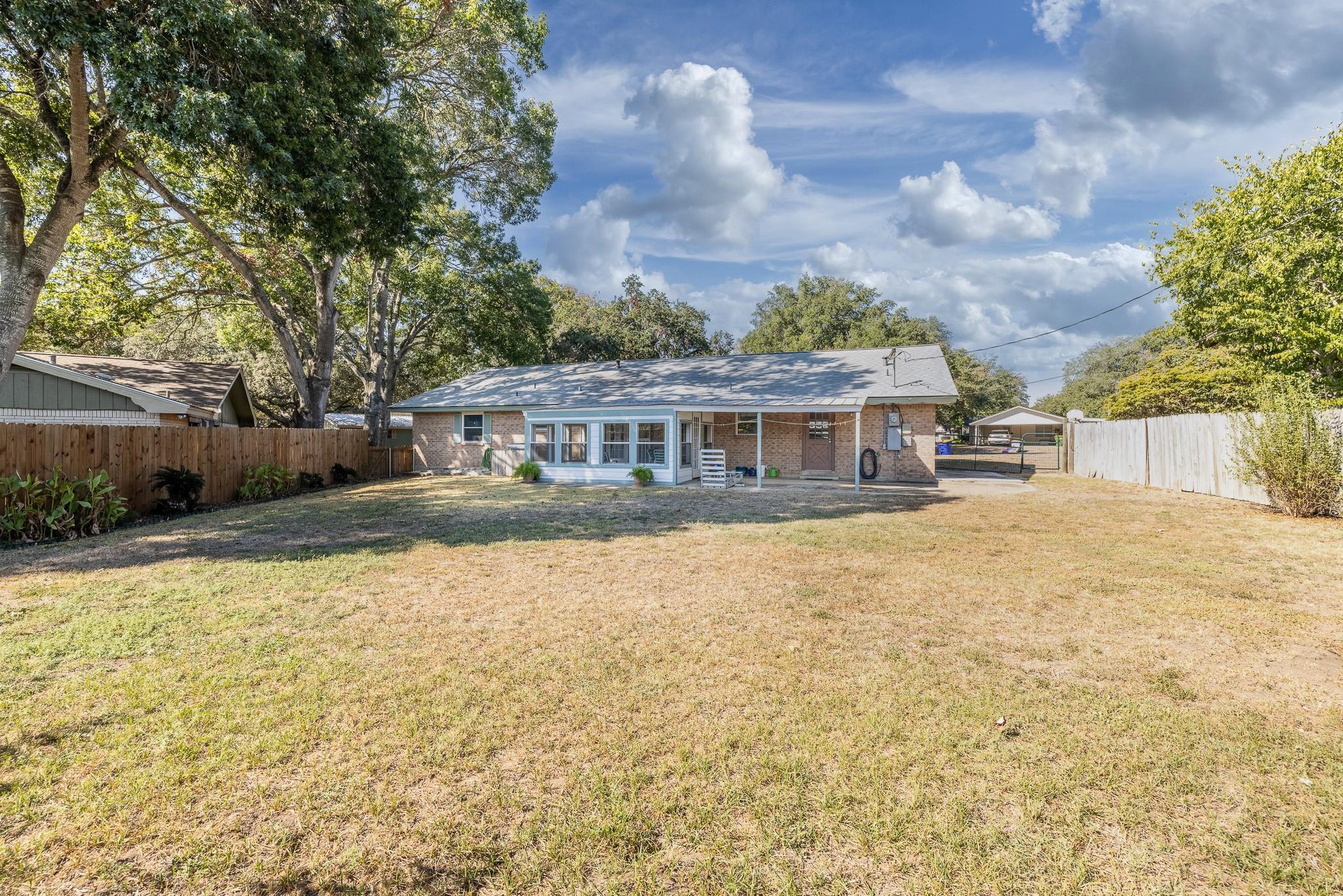 1833 Contour Dr, Gonzales, TX 78629