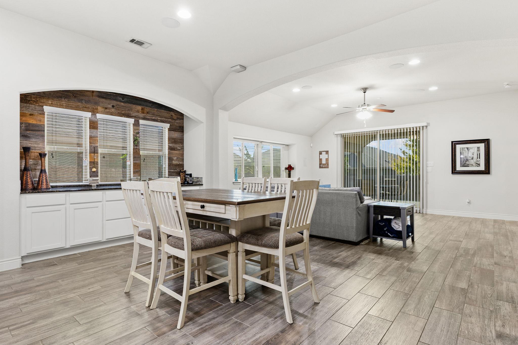 321 Lightcliff St, Hutto, TX 78634