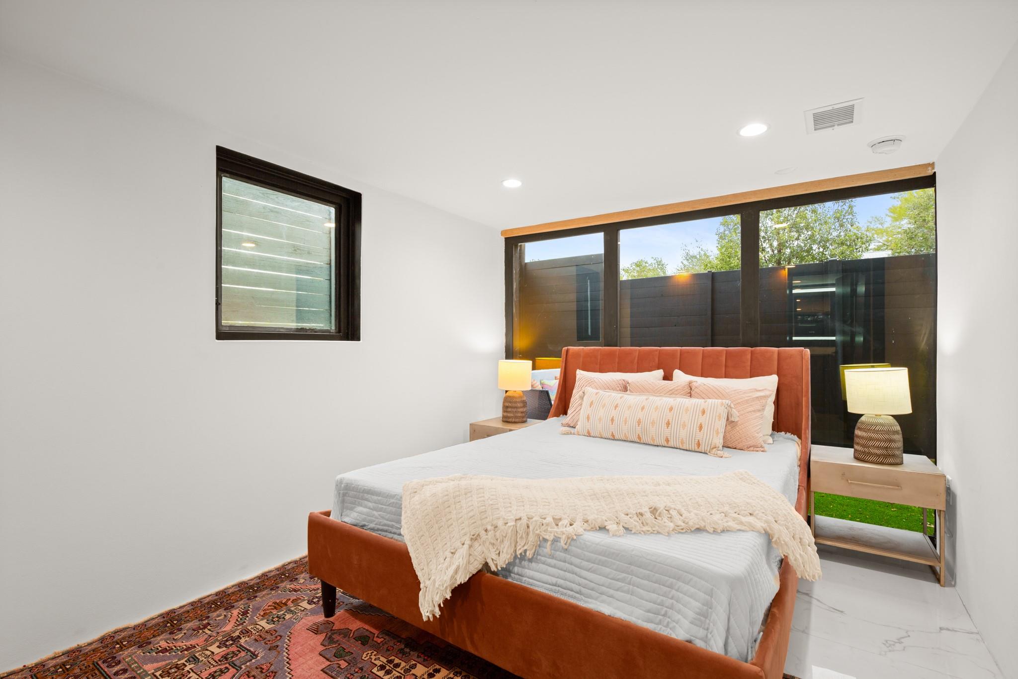 2416 E 10th St, Austin, TX 78702