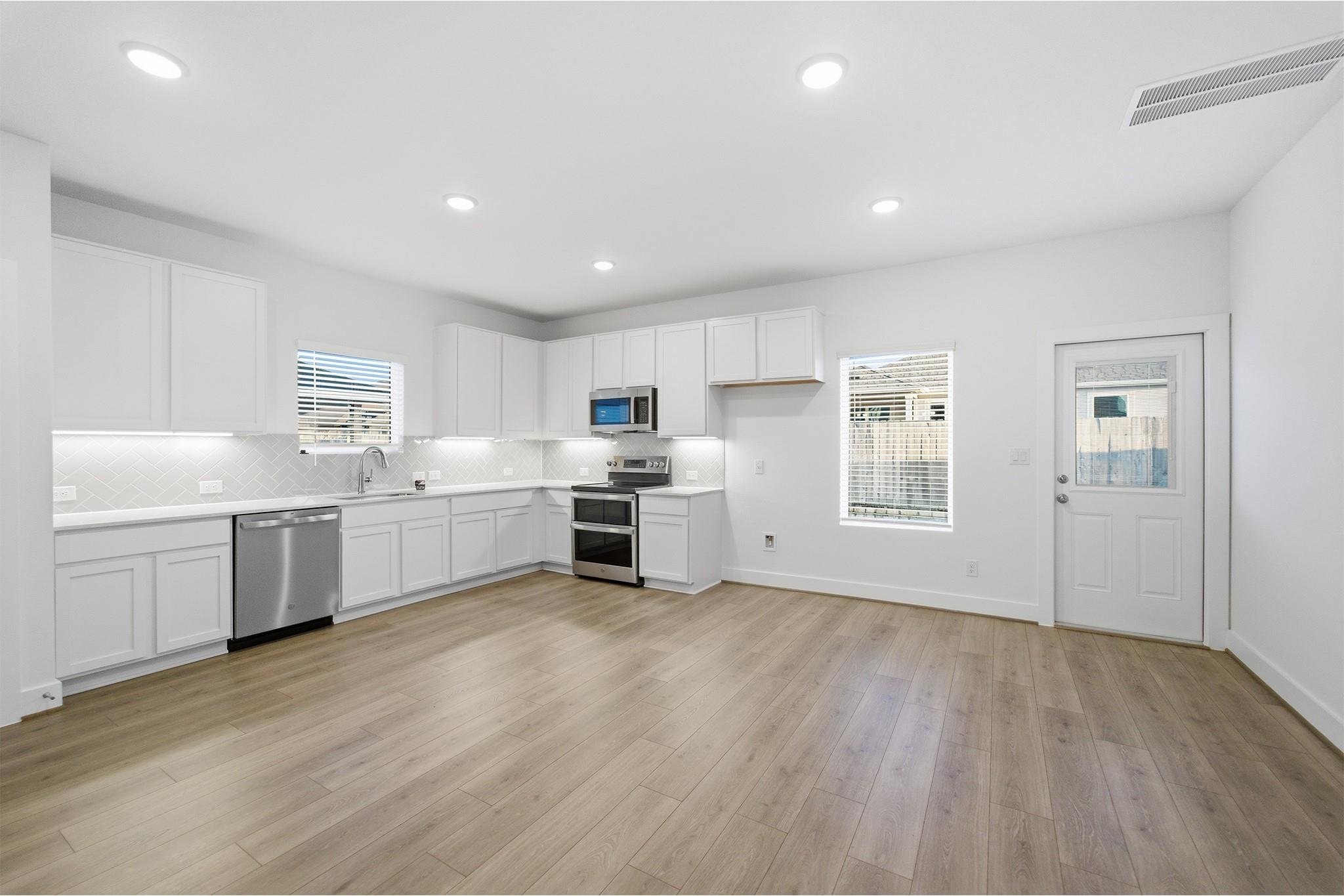 121 Cougar Hill Dr, Jarrell, TX 76537