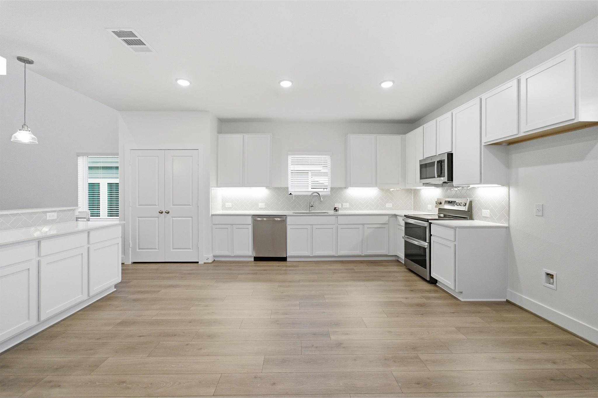 121 Cougar Hill Dr, Jarrell, TX 76537