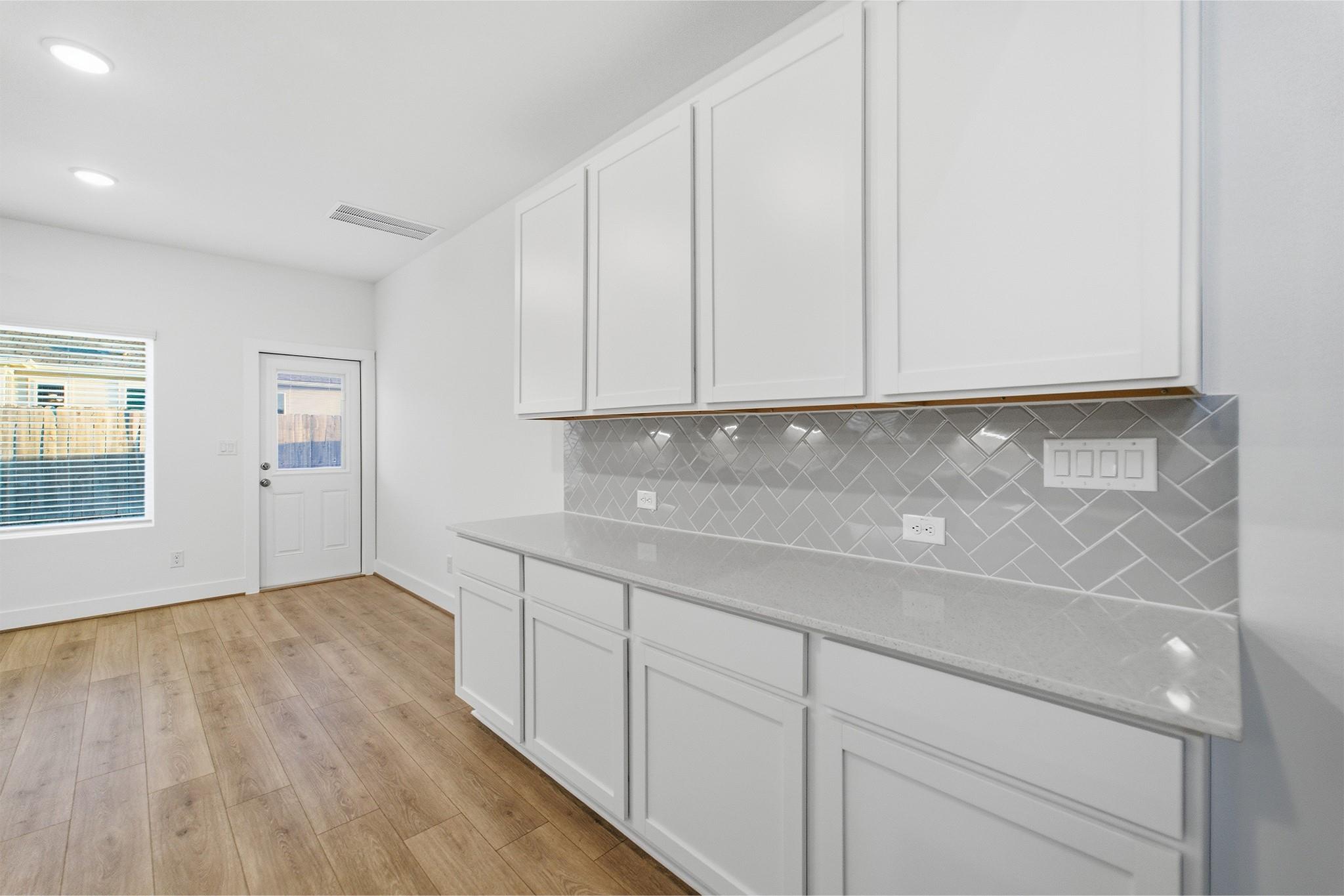 121 Cougar Hill Dr, Jarrell, TX 76537