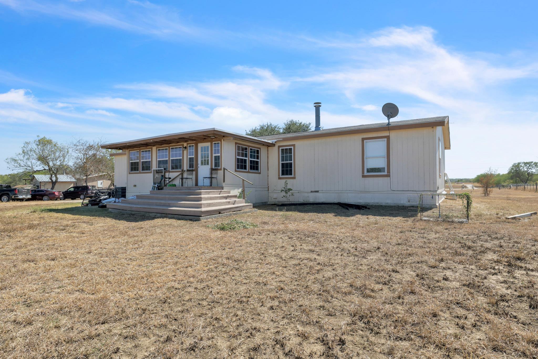 401 High Ridge Meadows Dr, Gonzales, TX 78629