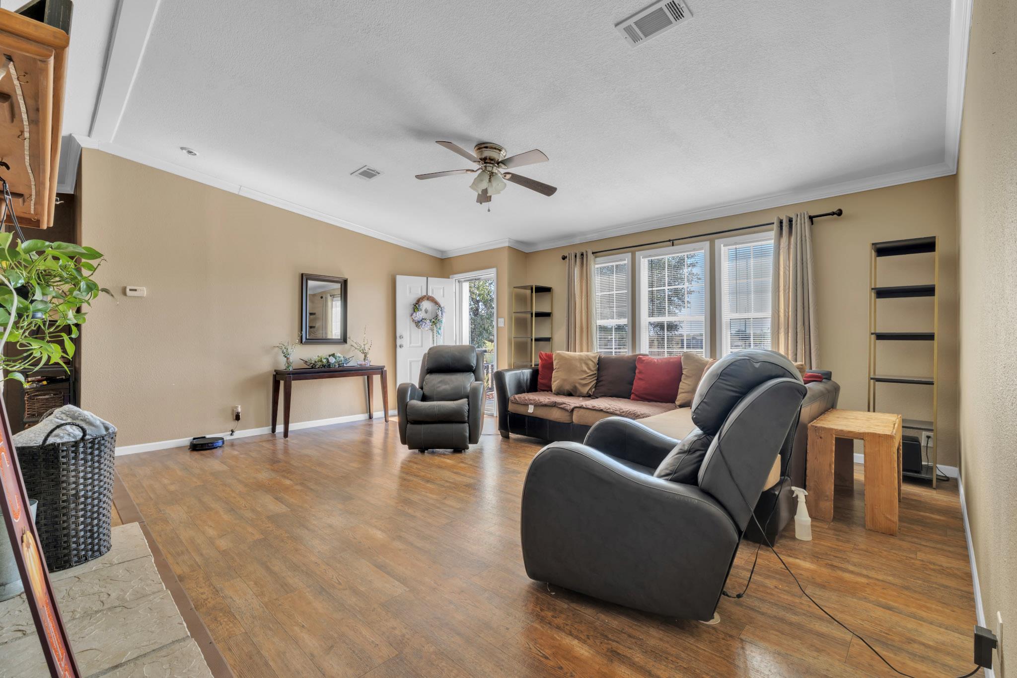 401 High Ridge Meadows Dr, Gonzales, TX 78629