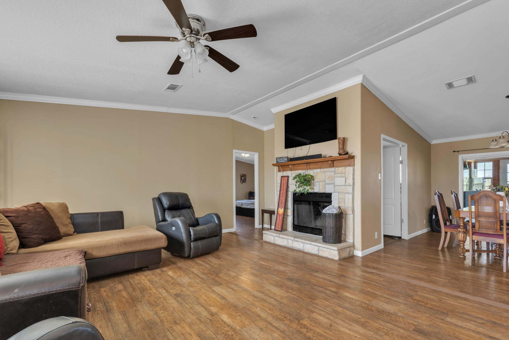 401 High Ridge Meadows Dr, Gonzales, TX 78629