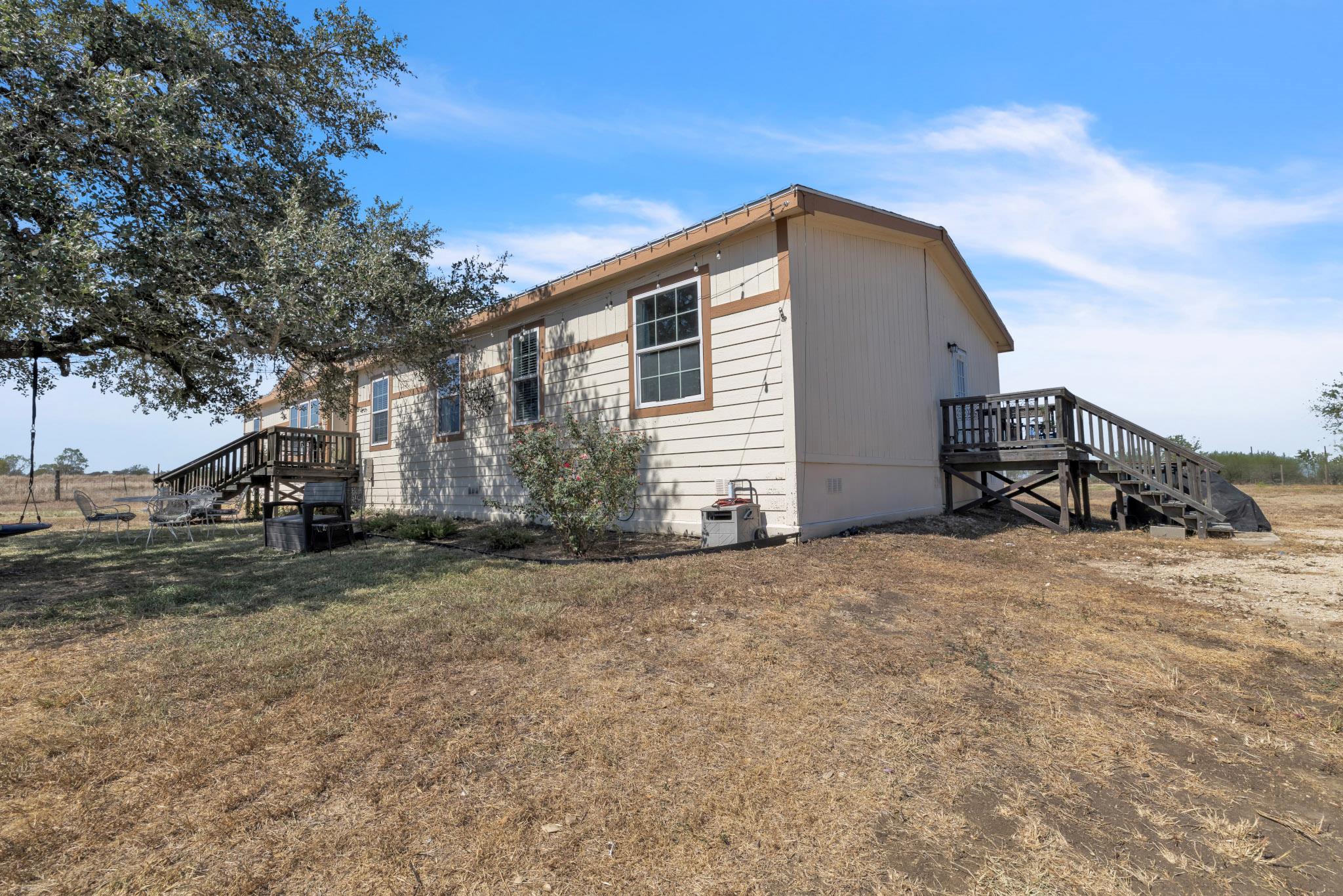 401 High Ridge Meadows Dr, Gonzales, TX 78629