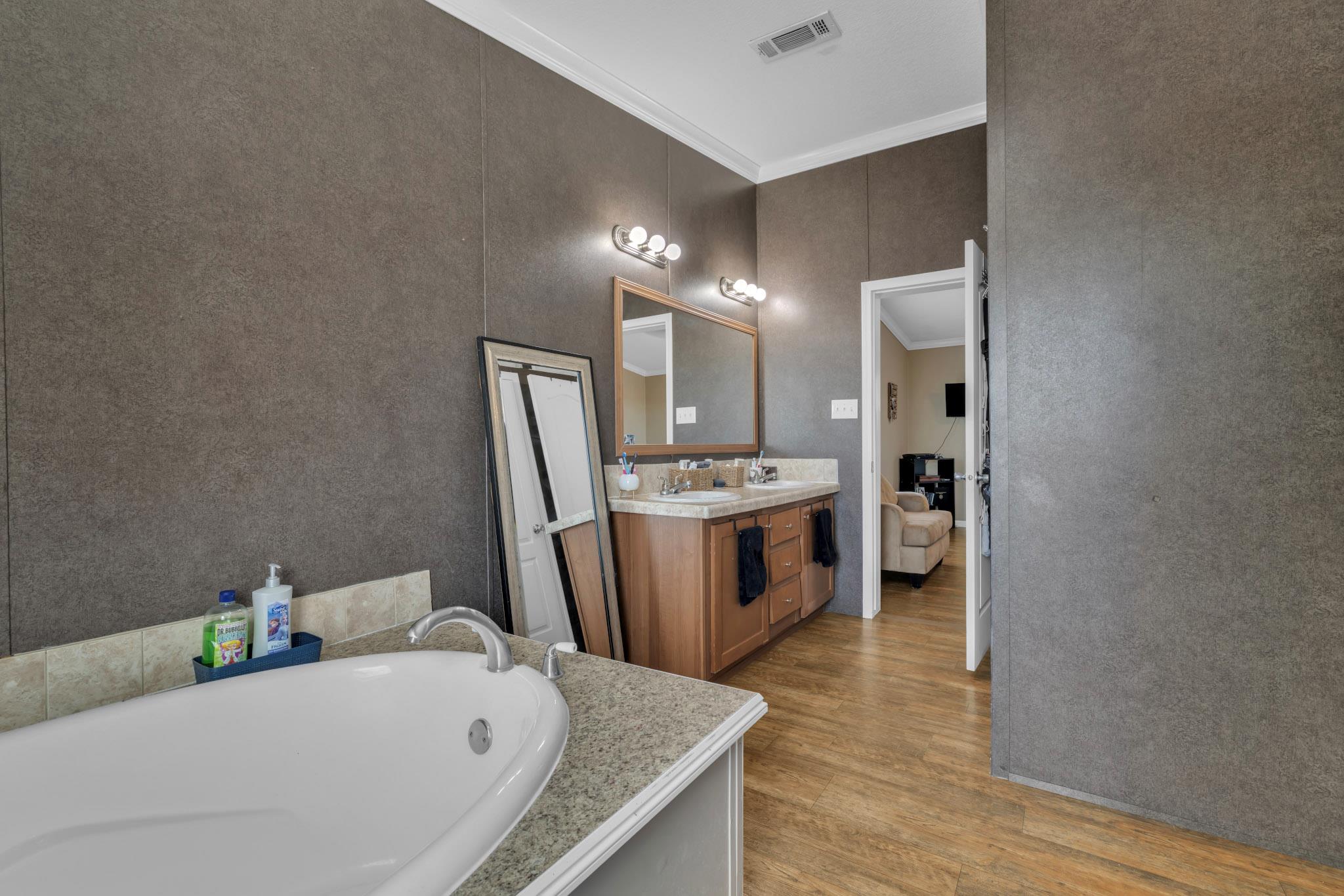 401 High Ridge Meadows Dr, Gonzales, TX 78629