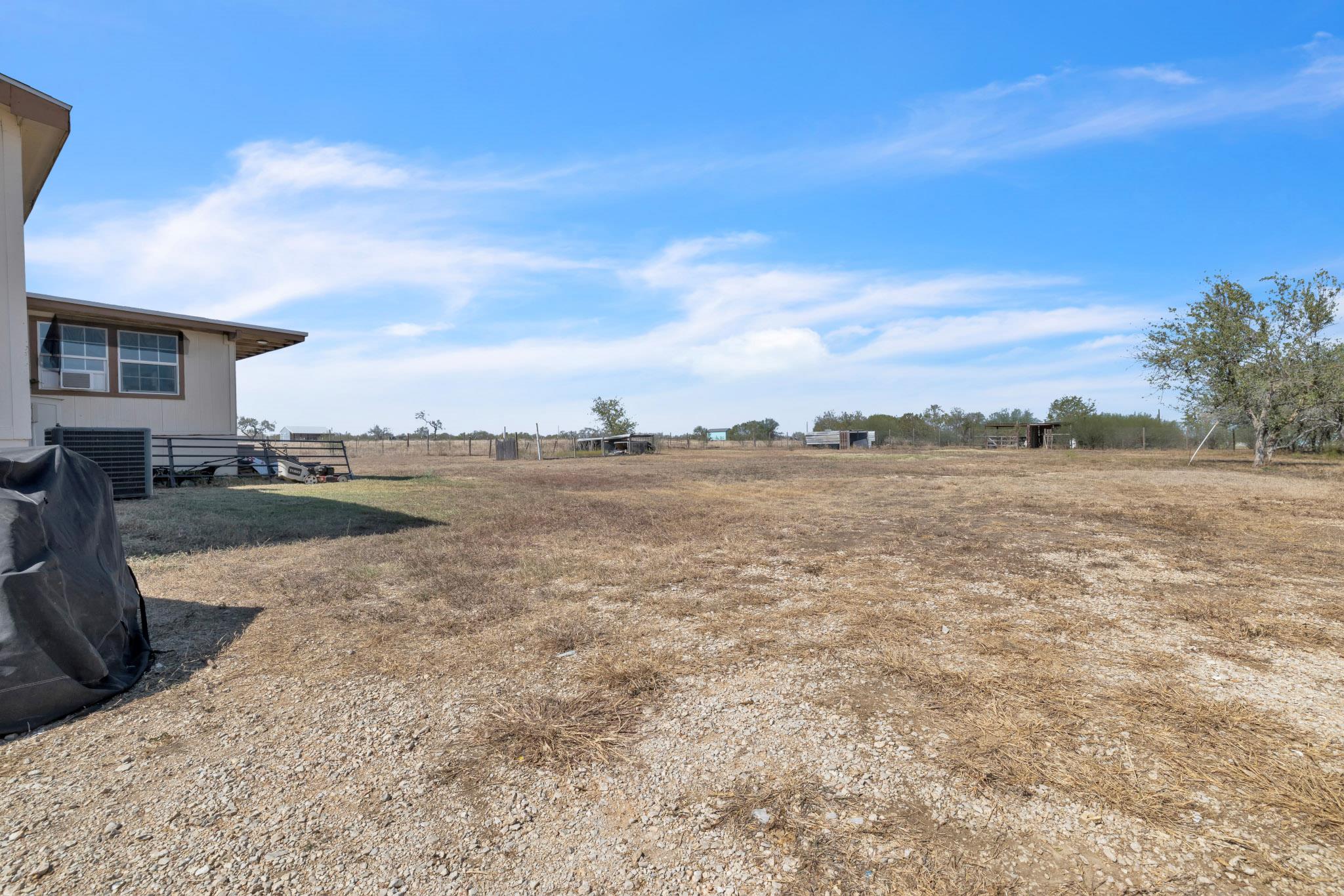 401 High Ridge Meadows Dr, Gonzales, TX 78629