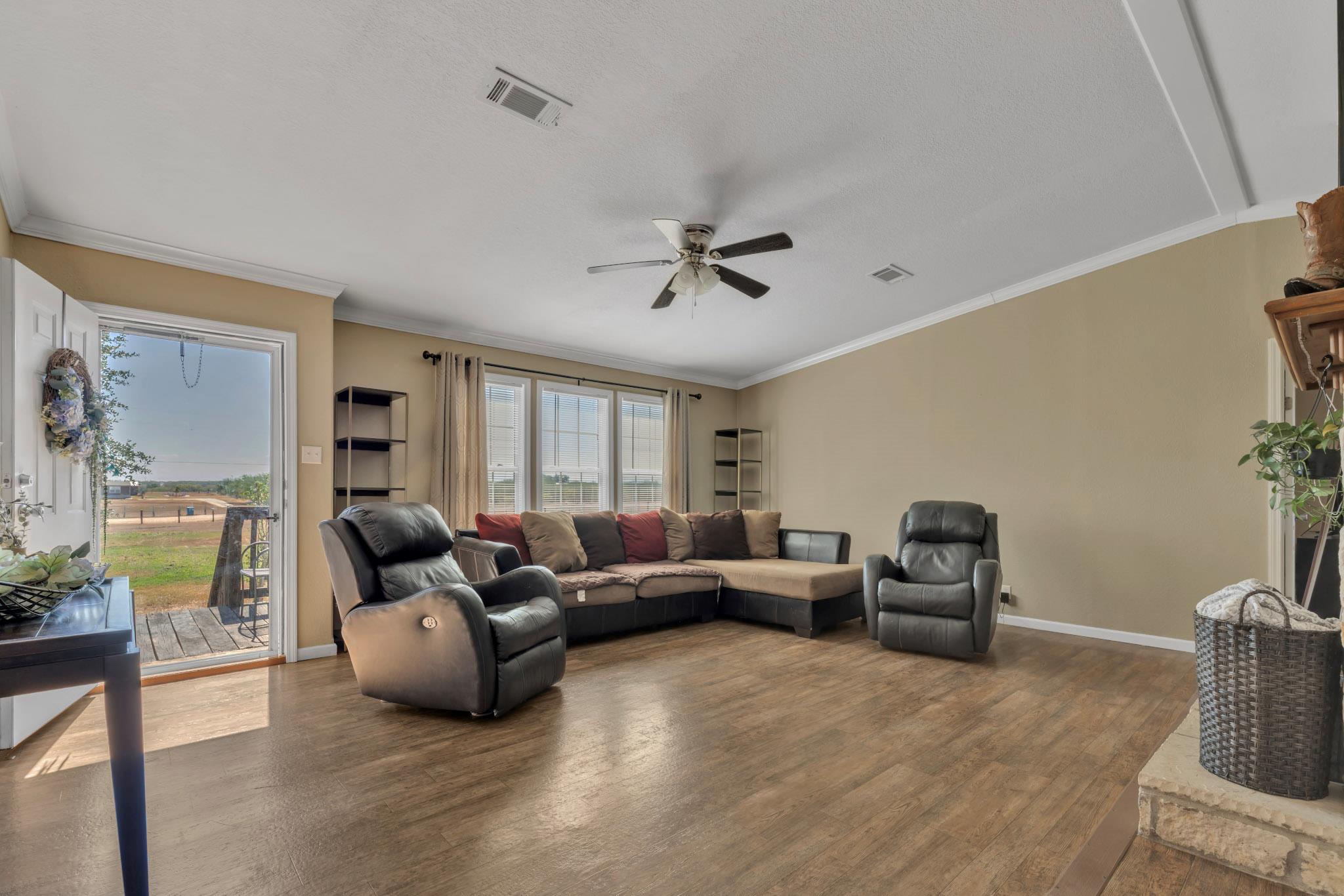 401 High Ridge Meadows Dr, Gonzales, TX 78629