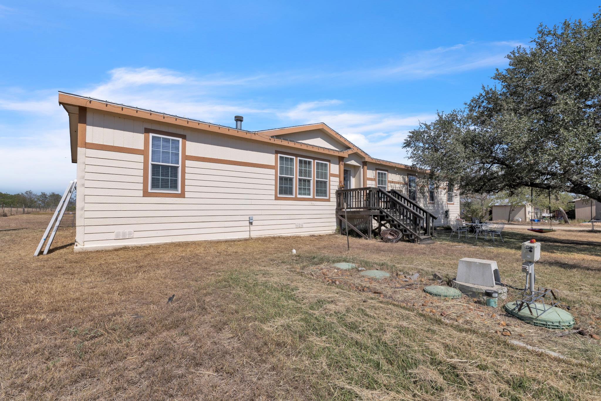 401 High Ridge Meadows Dr, Gonzales, TX 78629