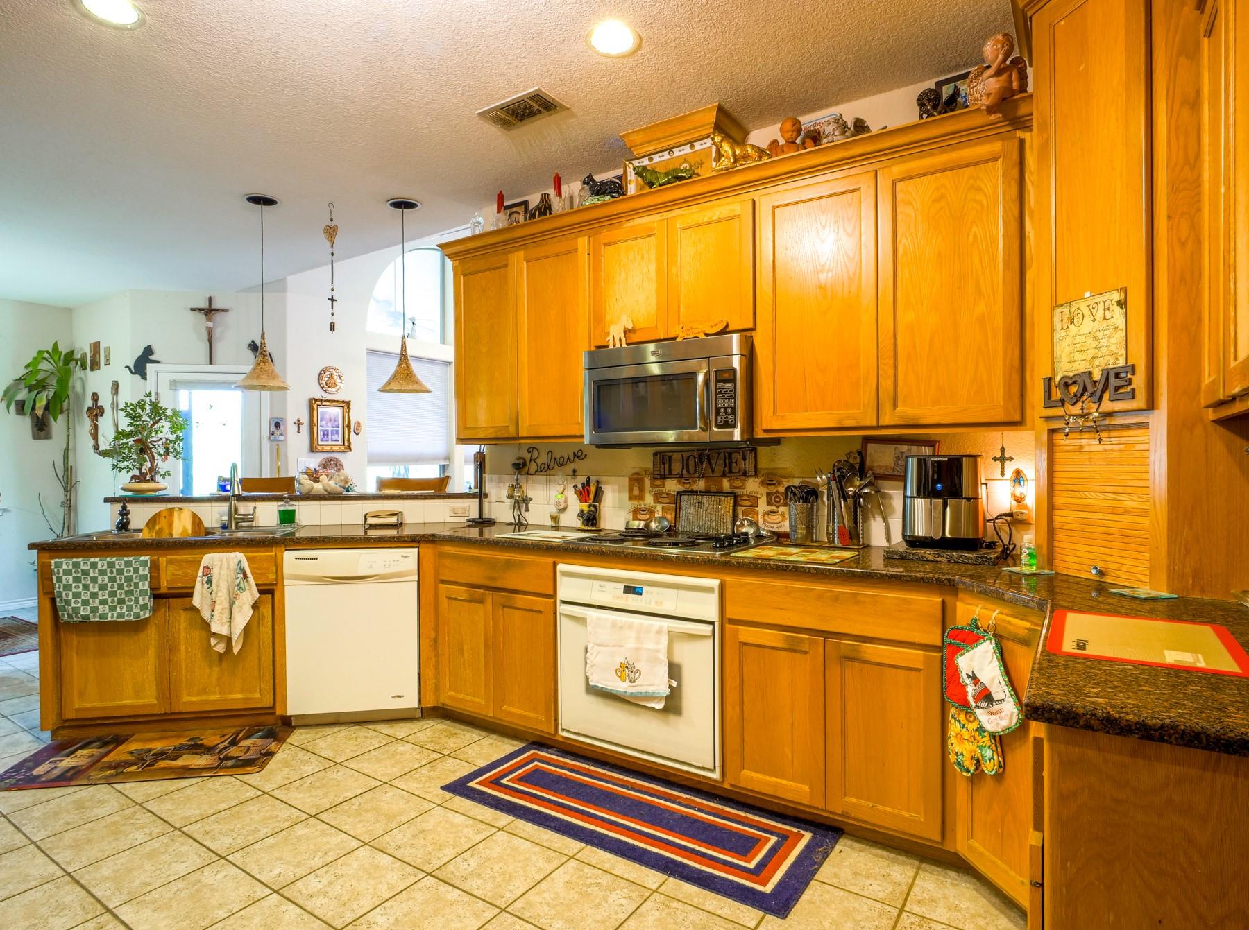 120 Meadowlakes Dr, Meadowlakes, TX 78654