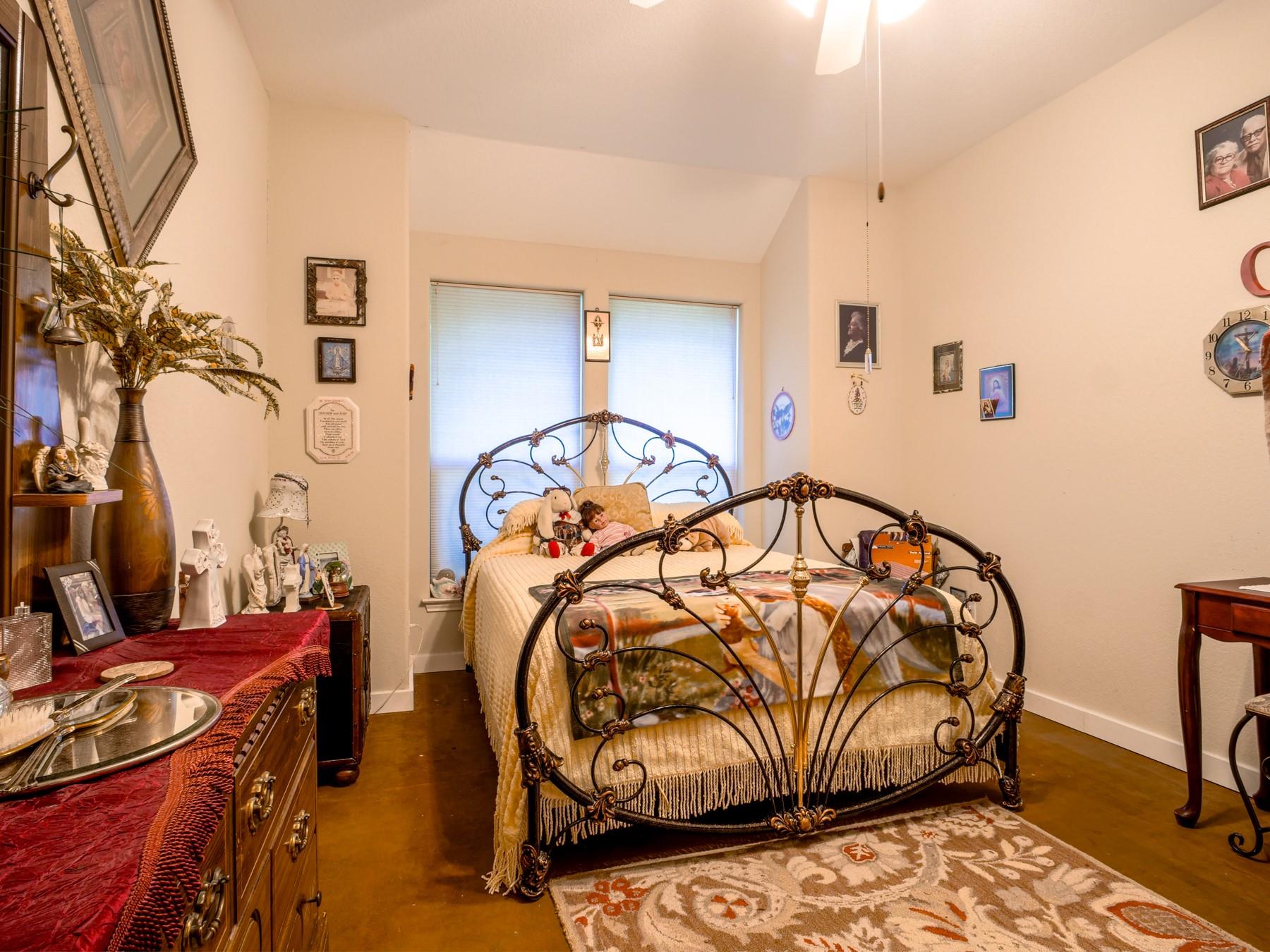 120 Meadowlakes Dr, Meadowlakes, TX 78654