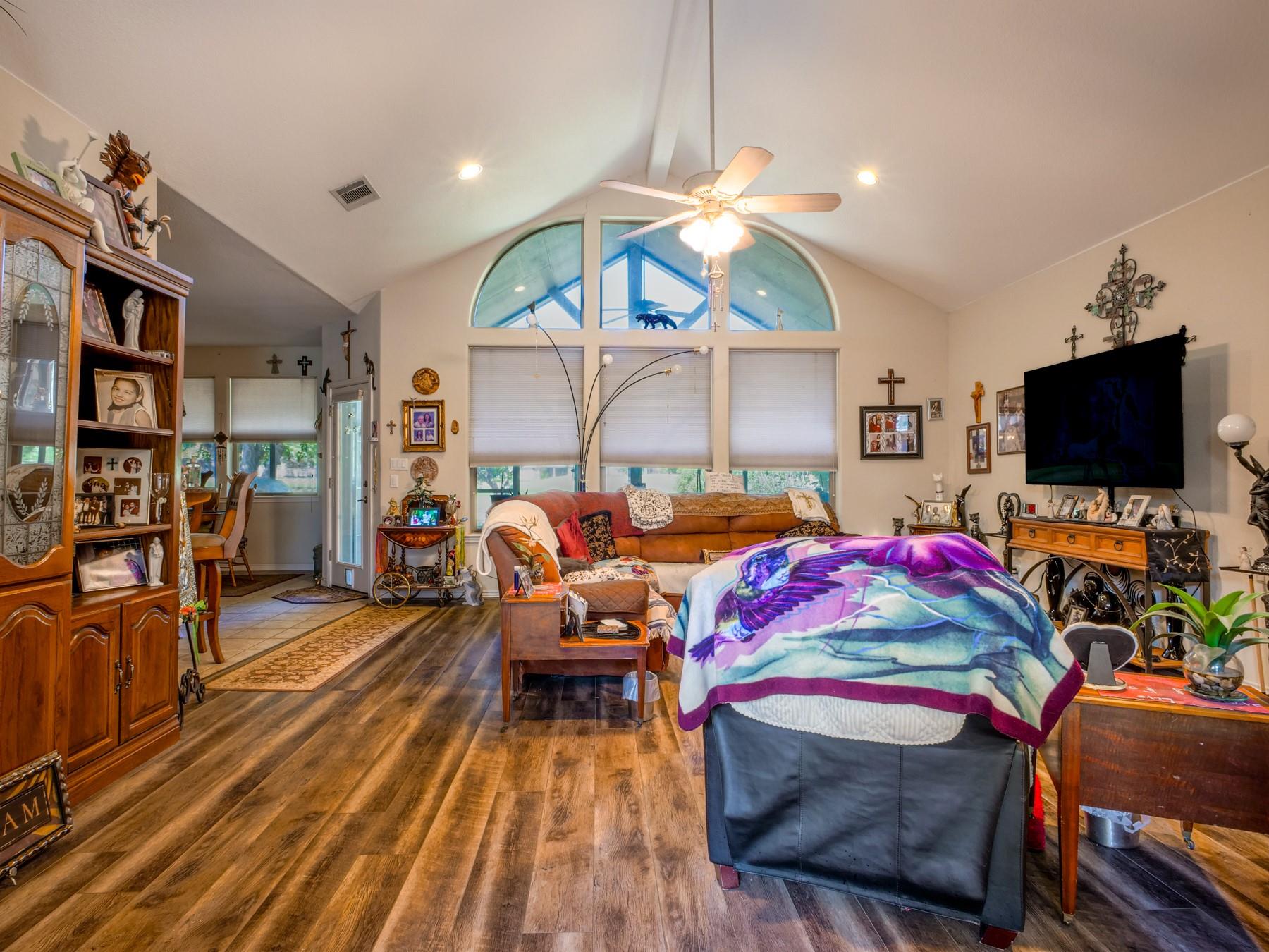 120 Meadowlakes Dr, Meadowlakes, TX 78654