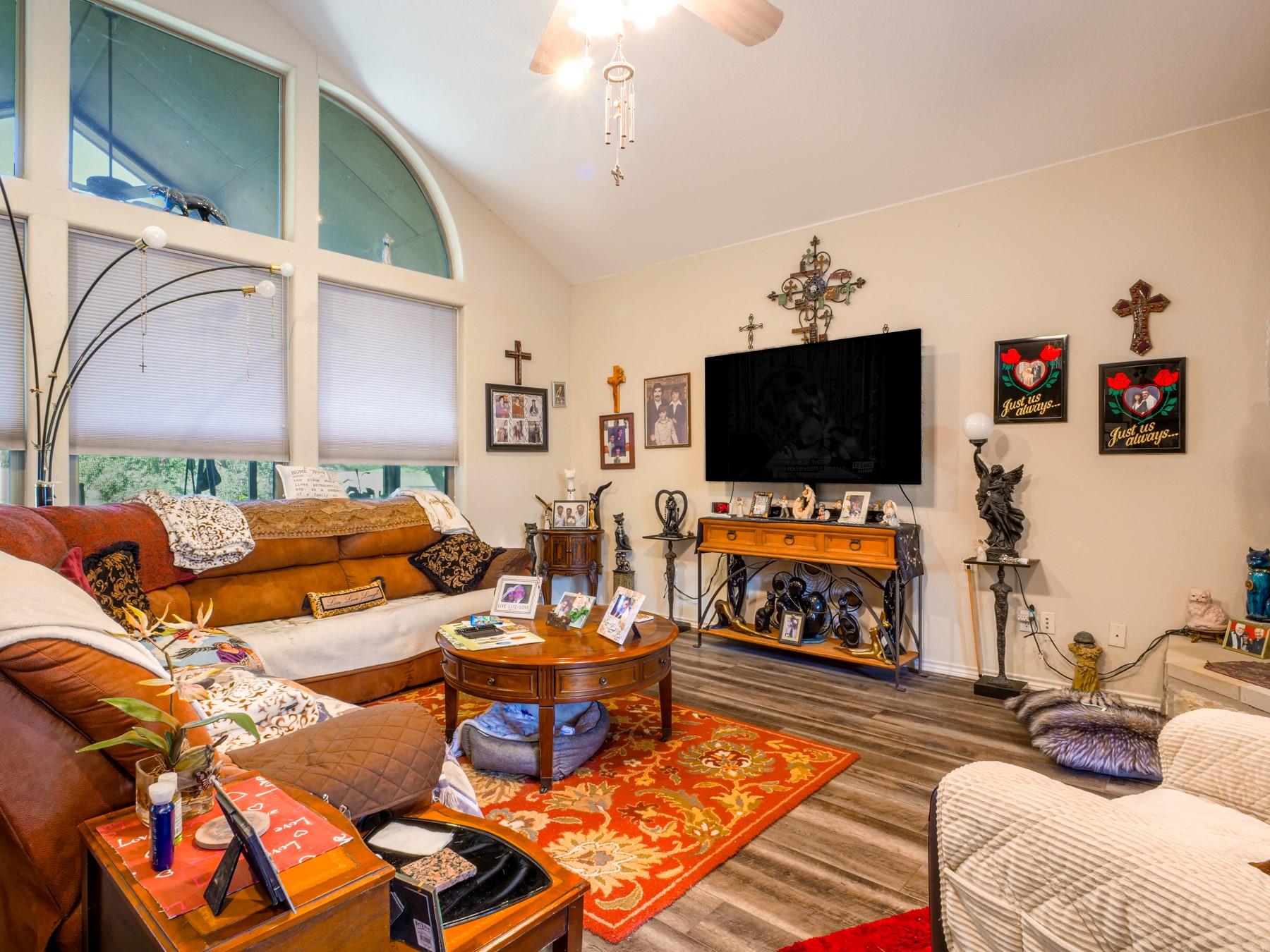 120 Meadowlakes Dr, Meadowlakes, TX 78654